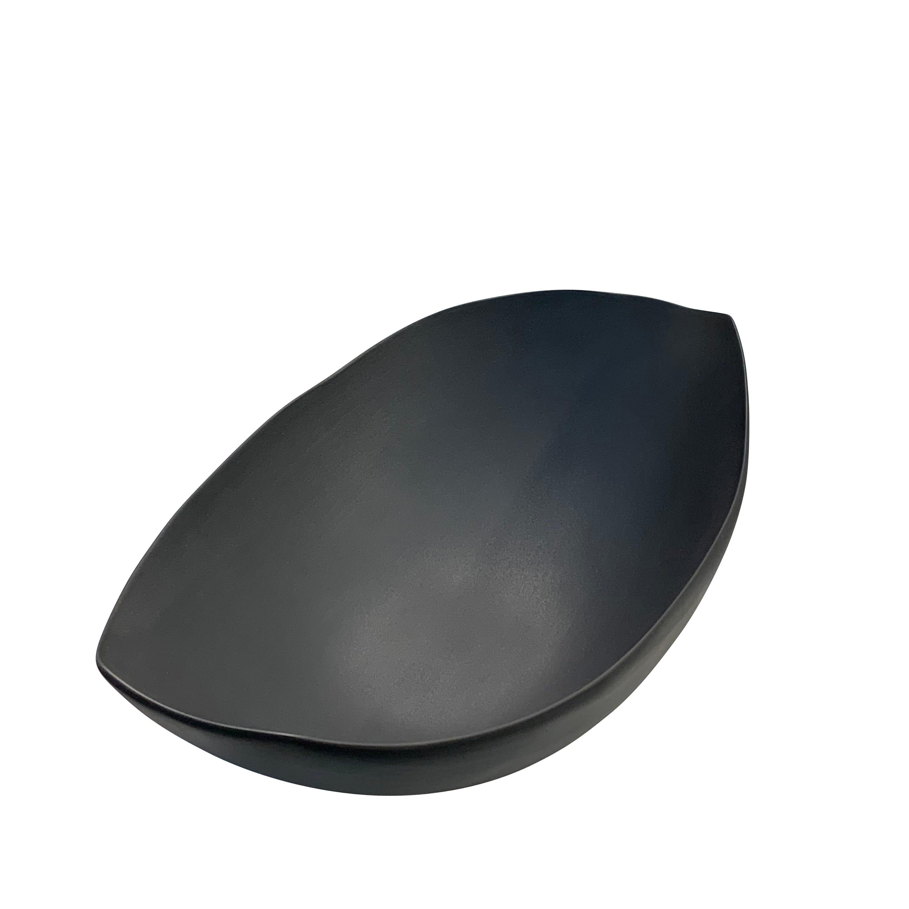 Contemporary Italian oval shaped fine ceramic bowl in black
Larger white version also available (S5490).

 