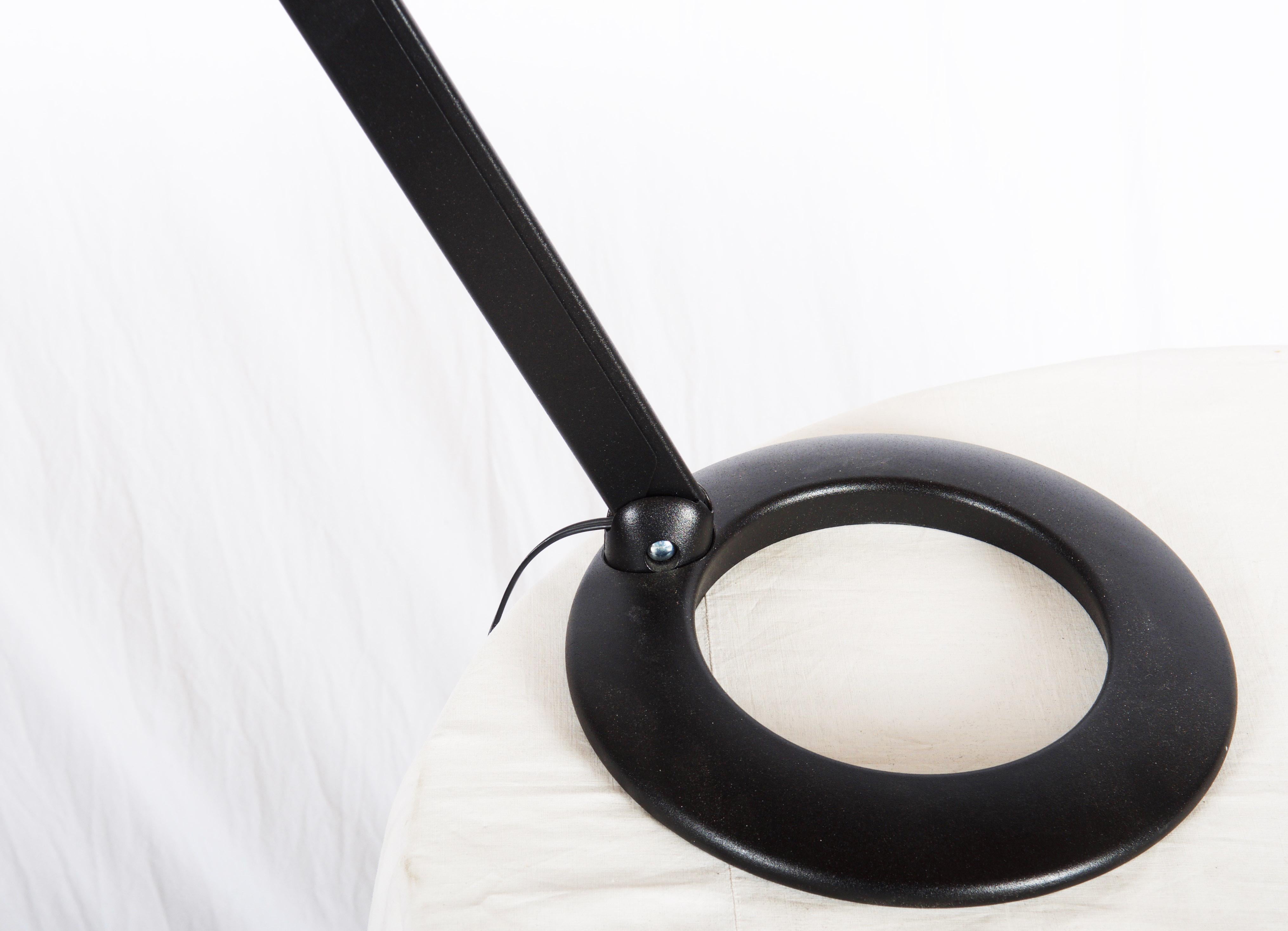 Lámpara de mesa LED negra 