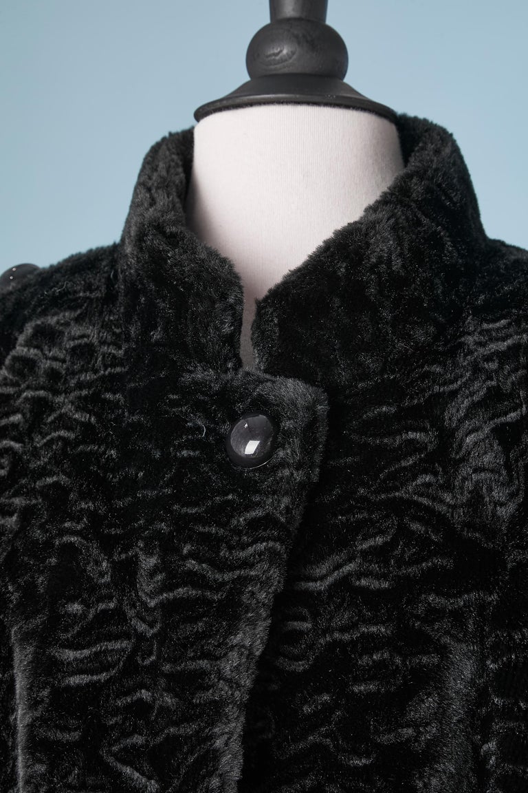 Black oversize fake-furs cape with black buttons. Fake leather button-tab and black silk lining.
Size: XL or oversize 