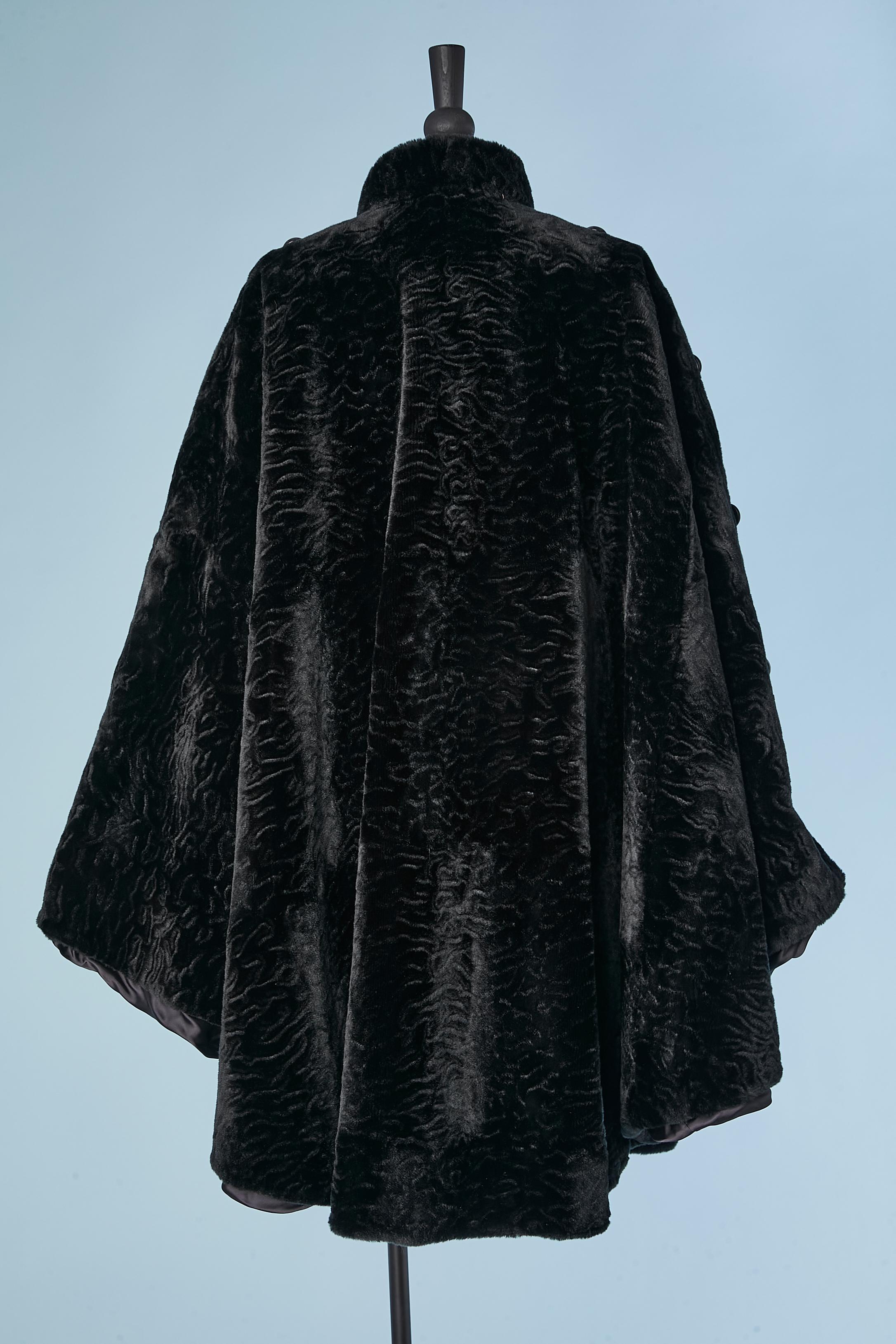 Black oversize fake-furs cape with black buttons Jean Patou Paris Circa 1980's  In Excellent Condition For Sale In Saint-Ouen-Sur-Seine, FR