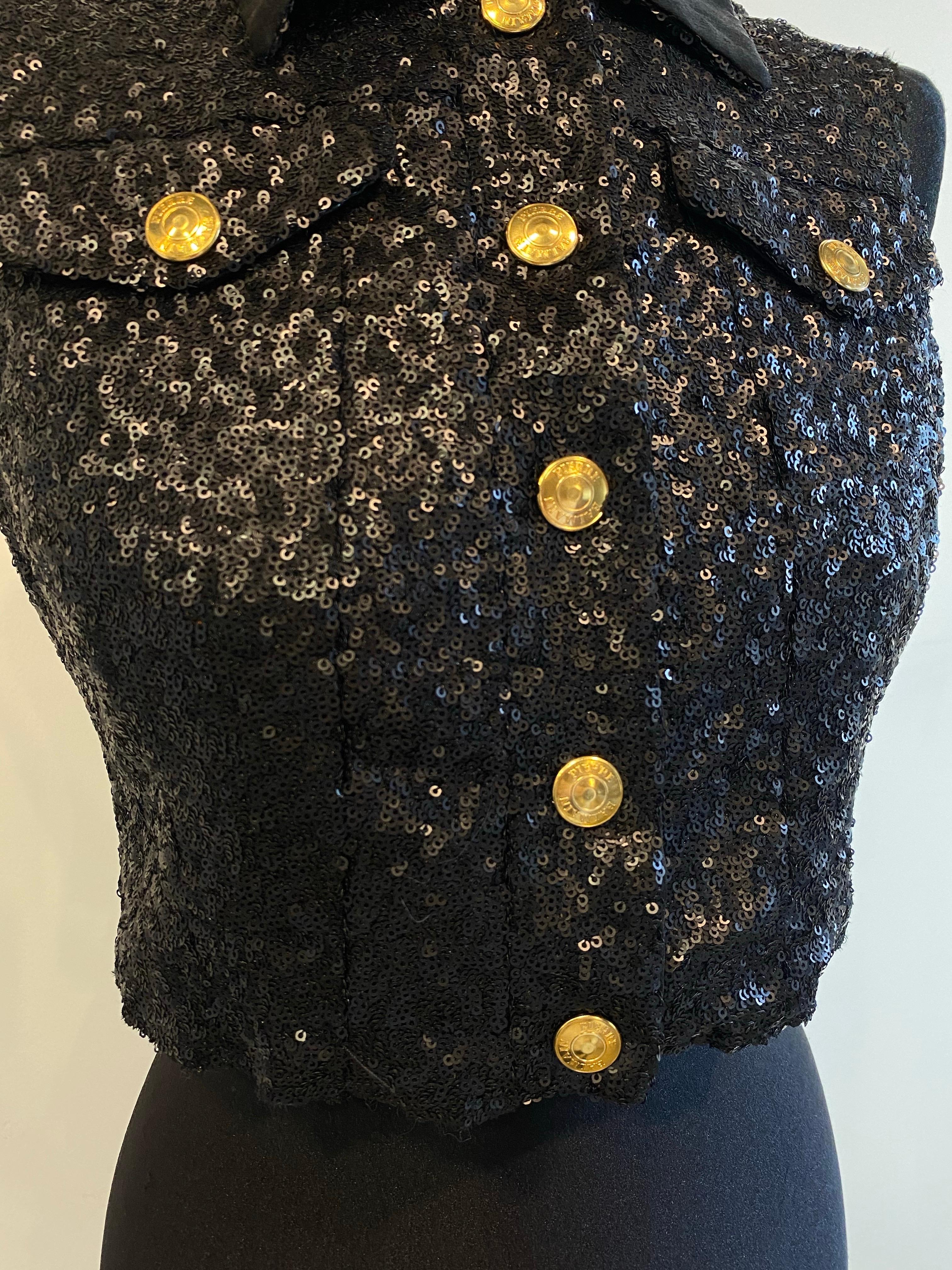 Black Pierre Balmain vest entirely covered with black sequins. Gold buttons with clip closure.
Size 40 in polyester.
Shoulders 36 cm
Waist 36 cm
40 cm long
It has some small signs of use, but in excellent condition.