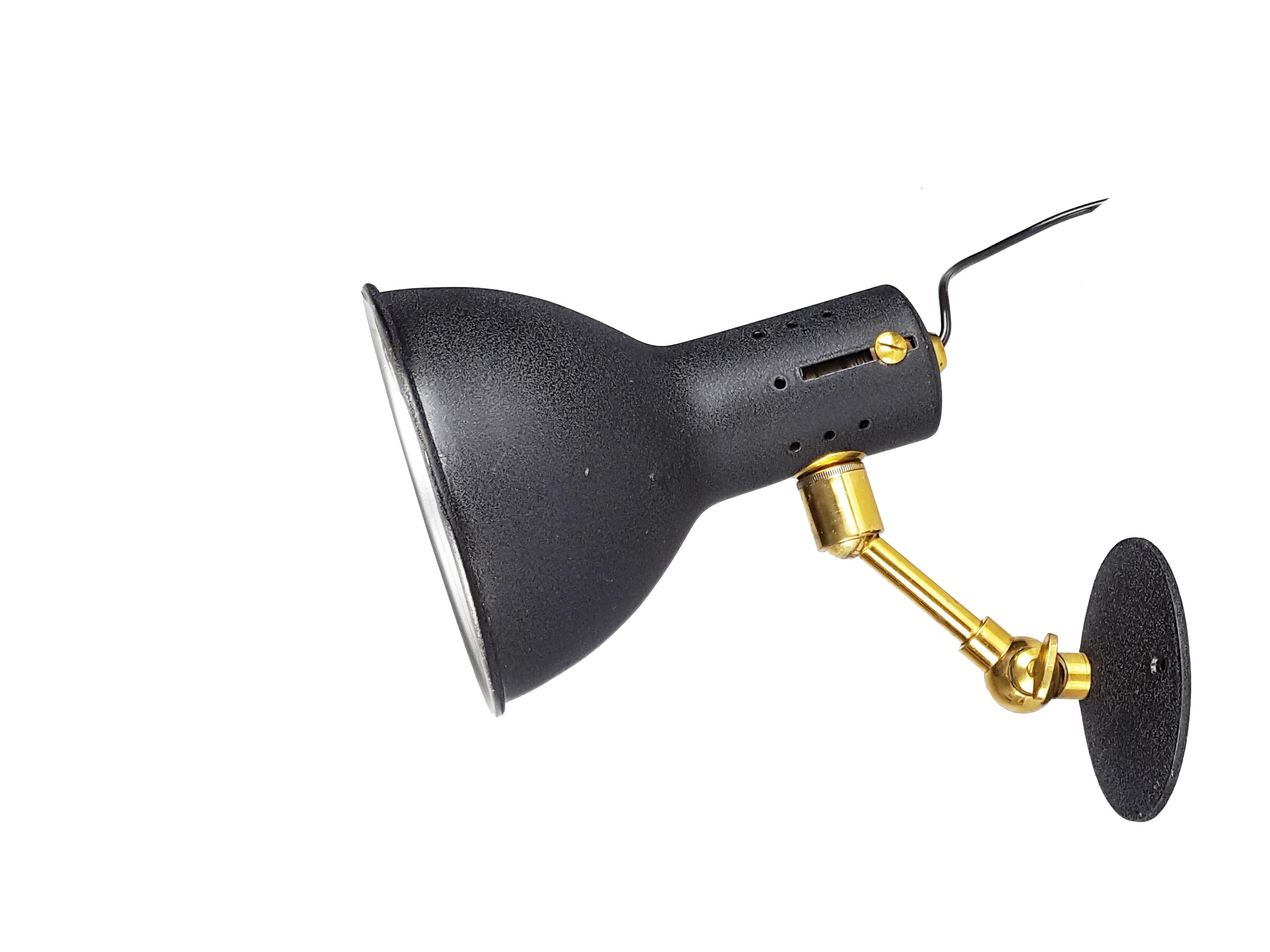 Questa coppia di lampade da parete è stata prodotta in Italia tra la fine degli anni Cinquanta e l'inizio degli anni Sessanta. Sono realizzati in alluminio verniciato nero (finitura grezza) e struttura articolata in ottone. Ottime condizioni:
