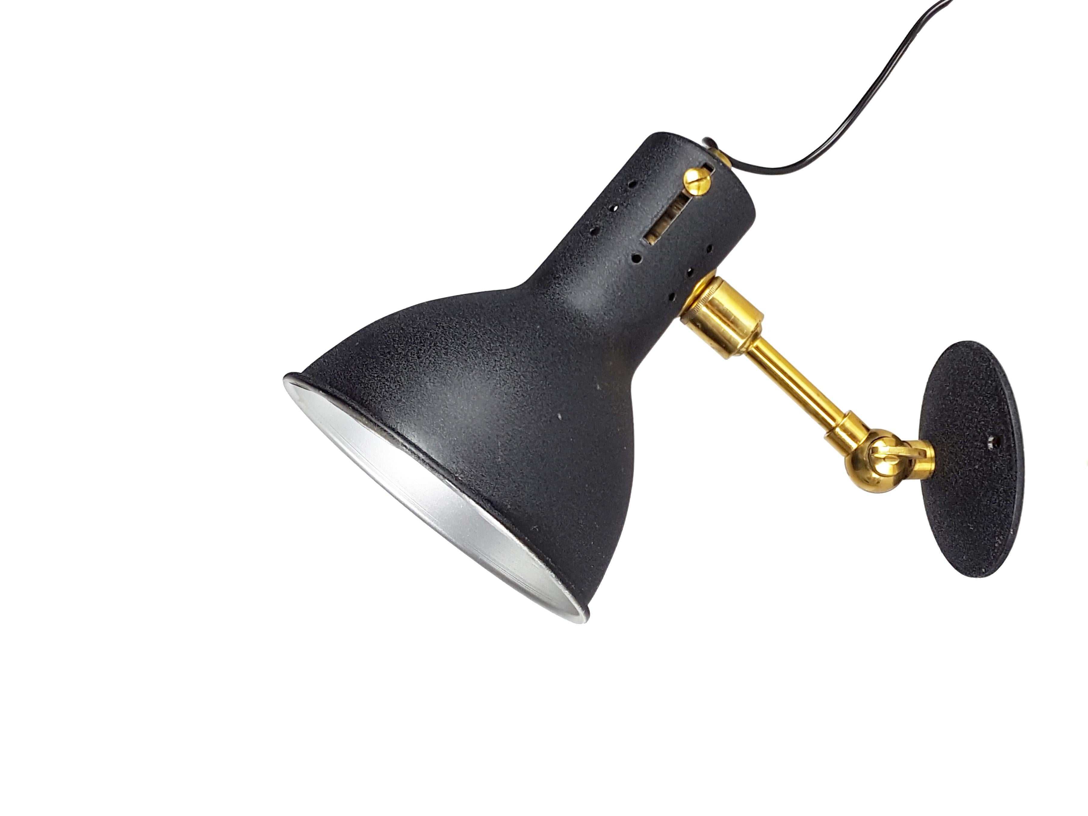 Mid-Century moderno Lampade da parete regolabili di metà secolo in alluminio verniciato nero e ottone in vendita