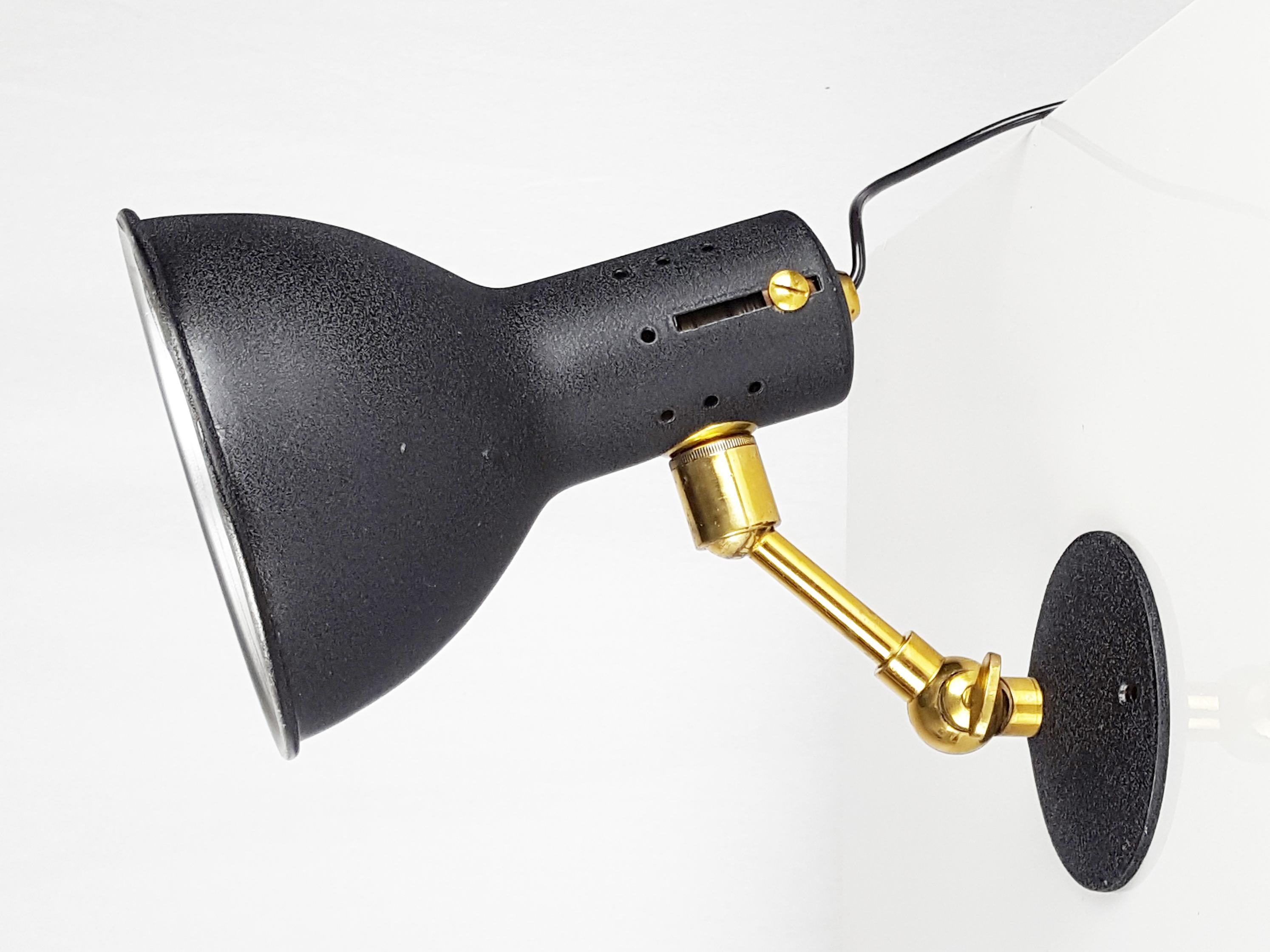 Black Painted Aluminum & Brass Mid-Century Adjustable Wall Lamps In Good Condition For Sale In Varese, Lombardia