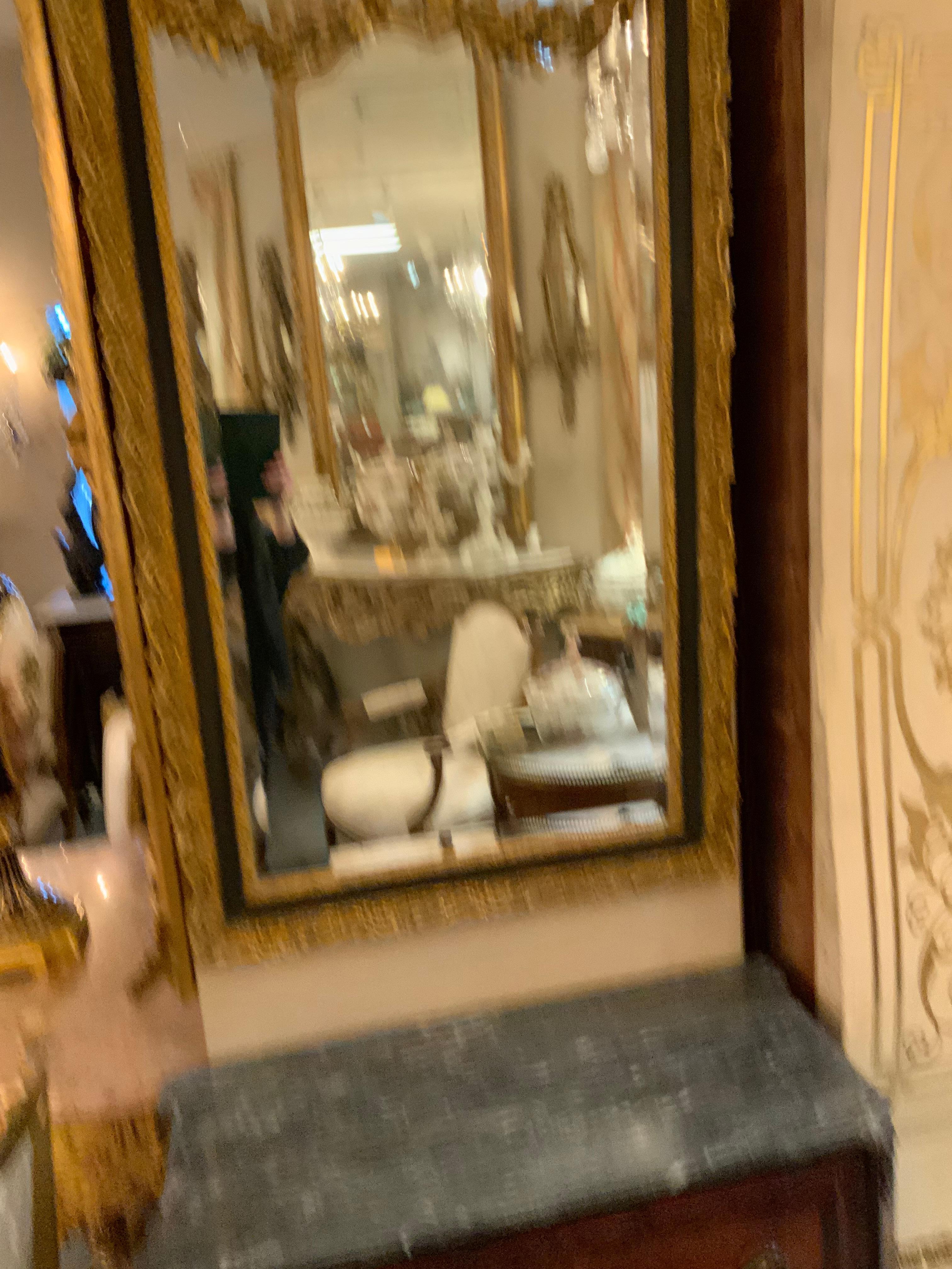 Specchio dipinto di nero e con decorazioni dorate del 19° secolo in vendita 3