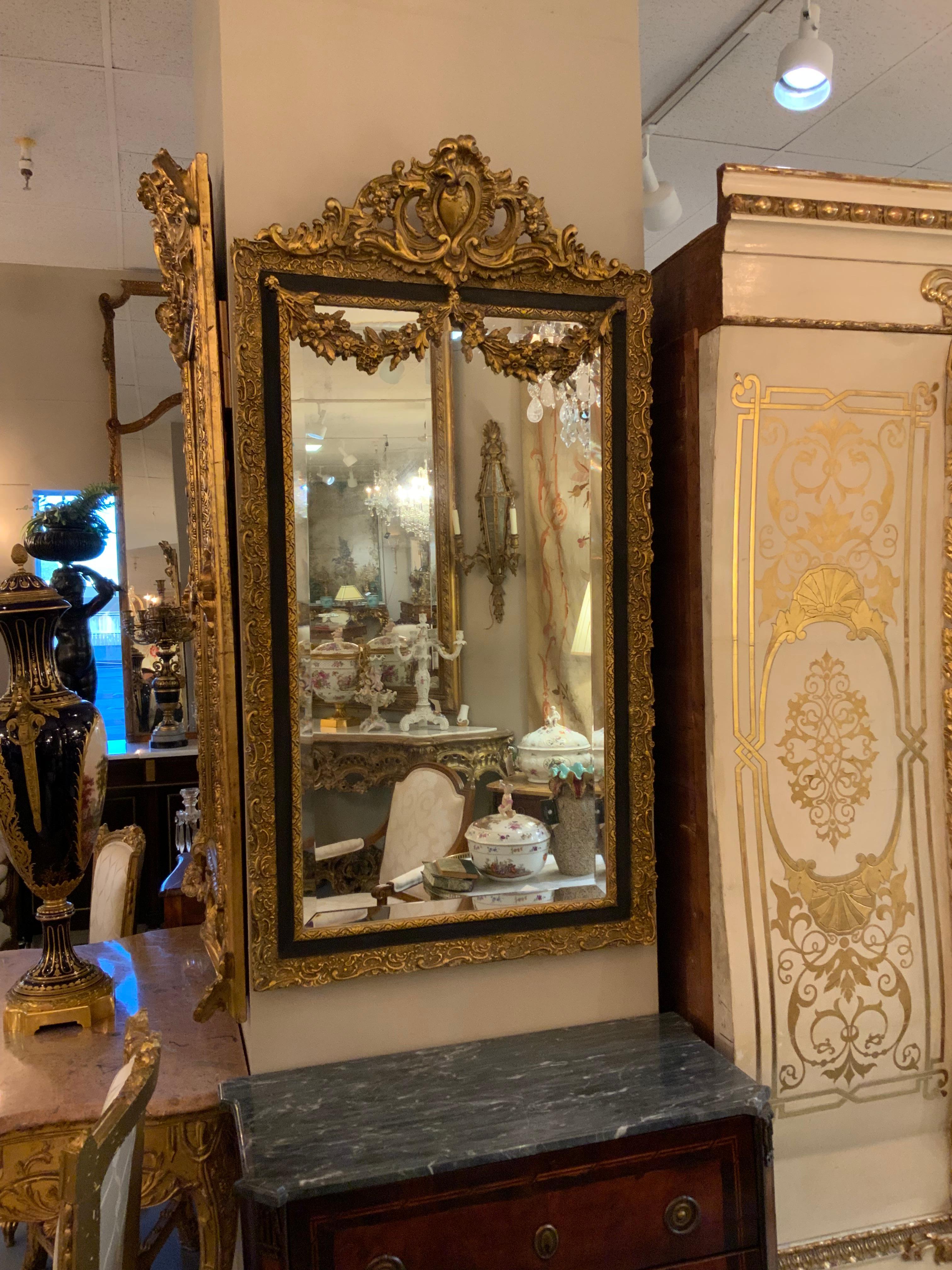 L'accattivante combinazione della cornice verniciata di nero
Circondano la piastra a specchio smussata in combinazione 
La morbida patina dorata invecchiata è sorprendente. La piastra è
Chiaro e pulito. Lo stemma ha la forma di un cartiglio