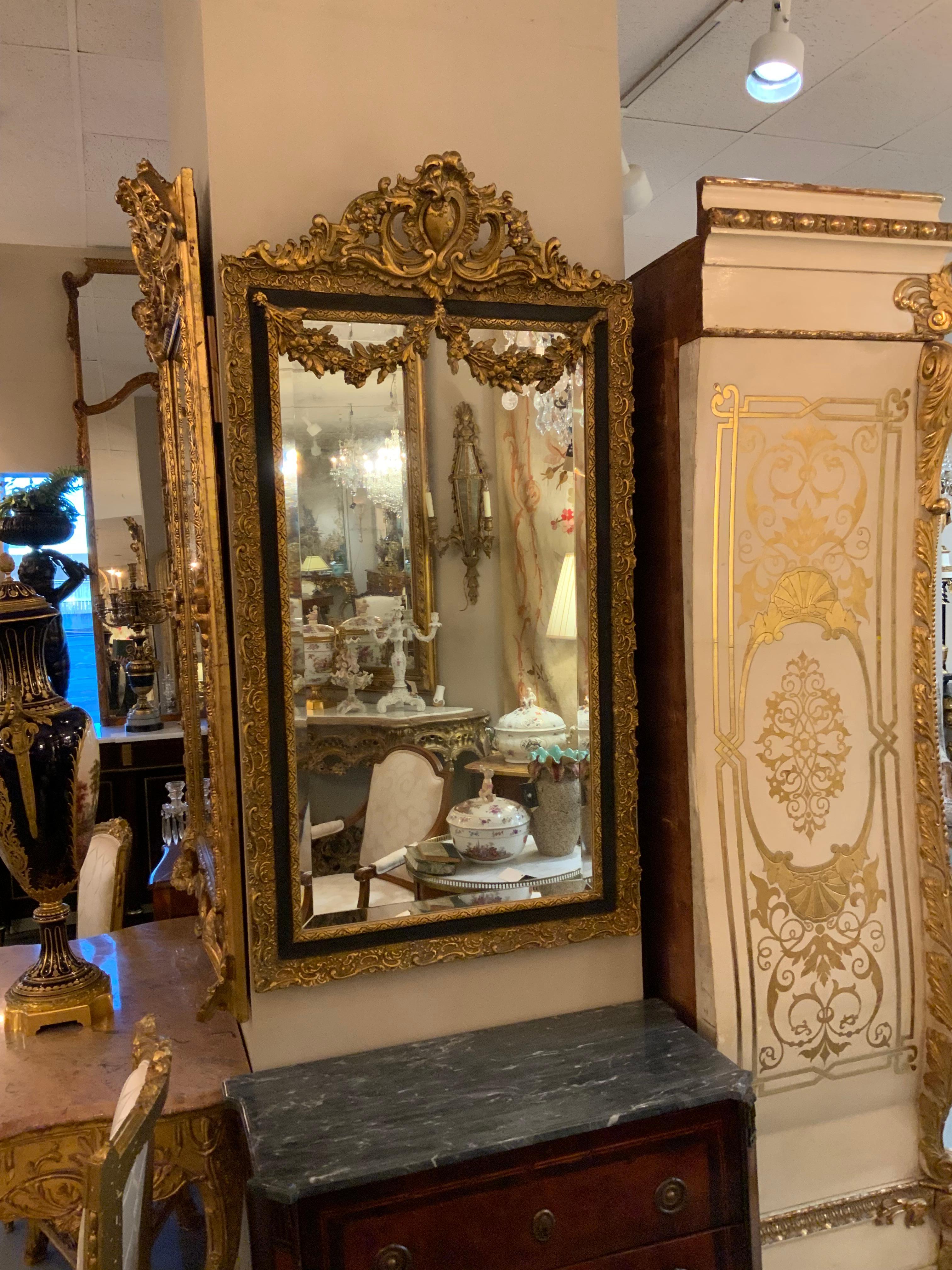 Luigi XV Specchio dipinto di nero e con decorazioni dorate del 19° secolo in vendita