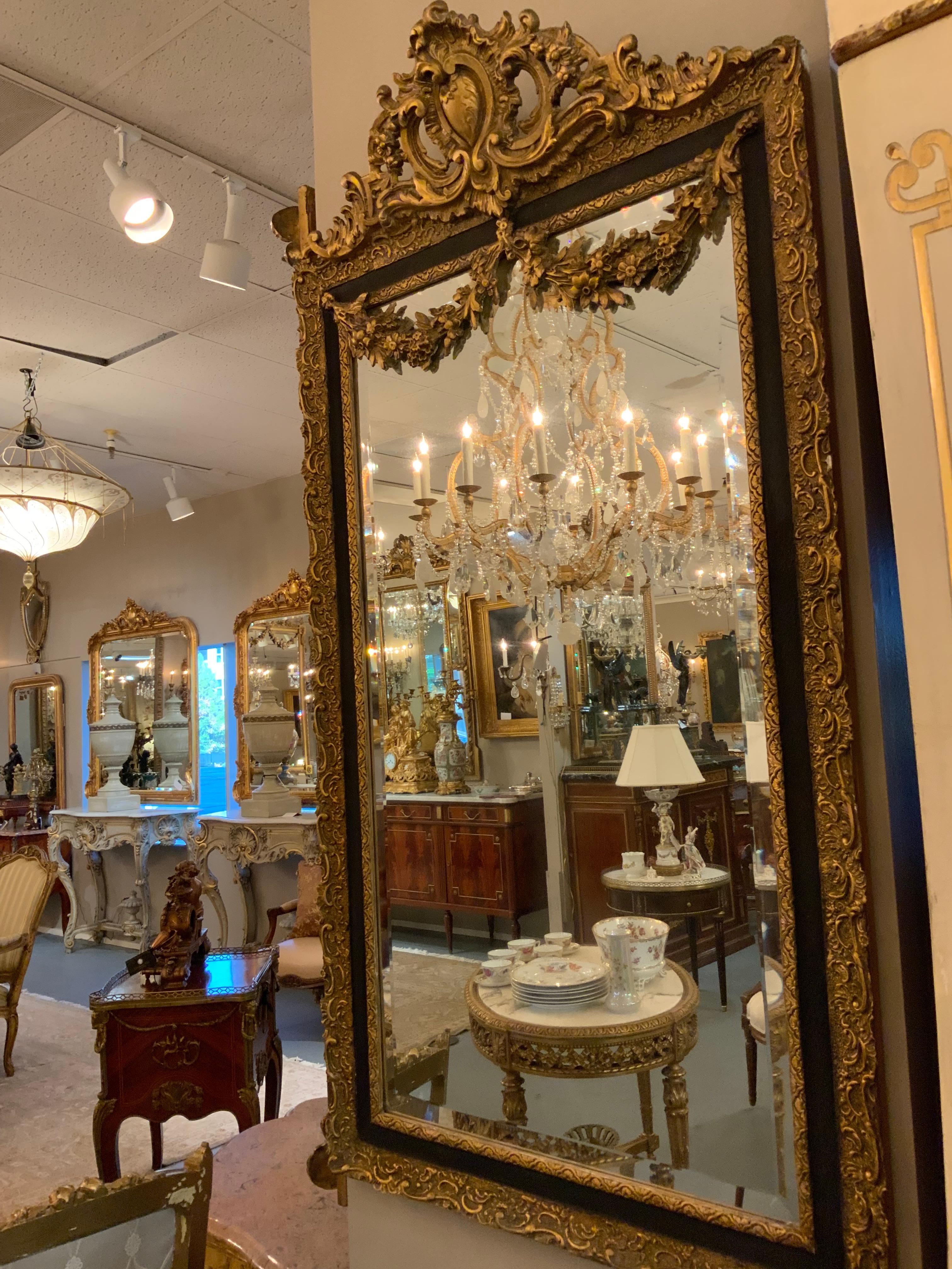 Francese Specchio dipinto di nero e con decorazioni dorate del 19° secolo in vendita