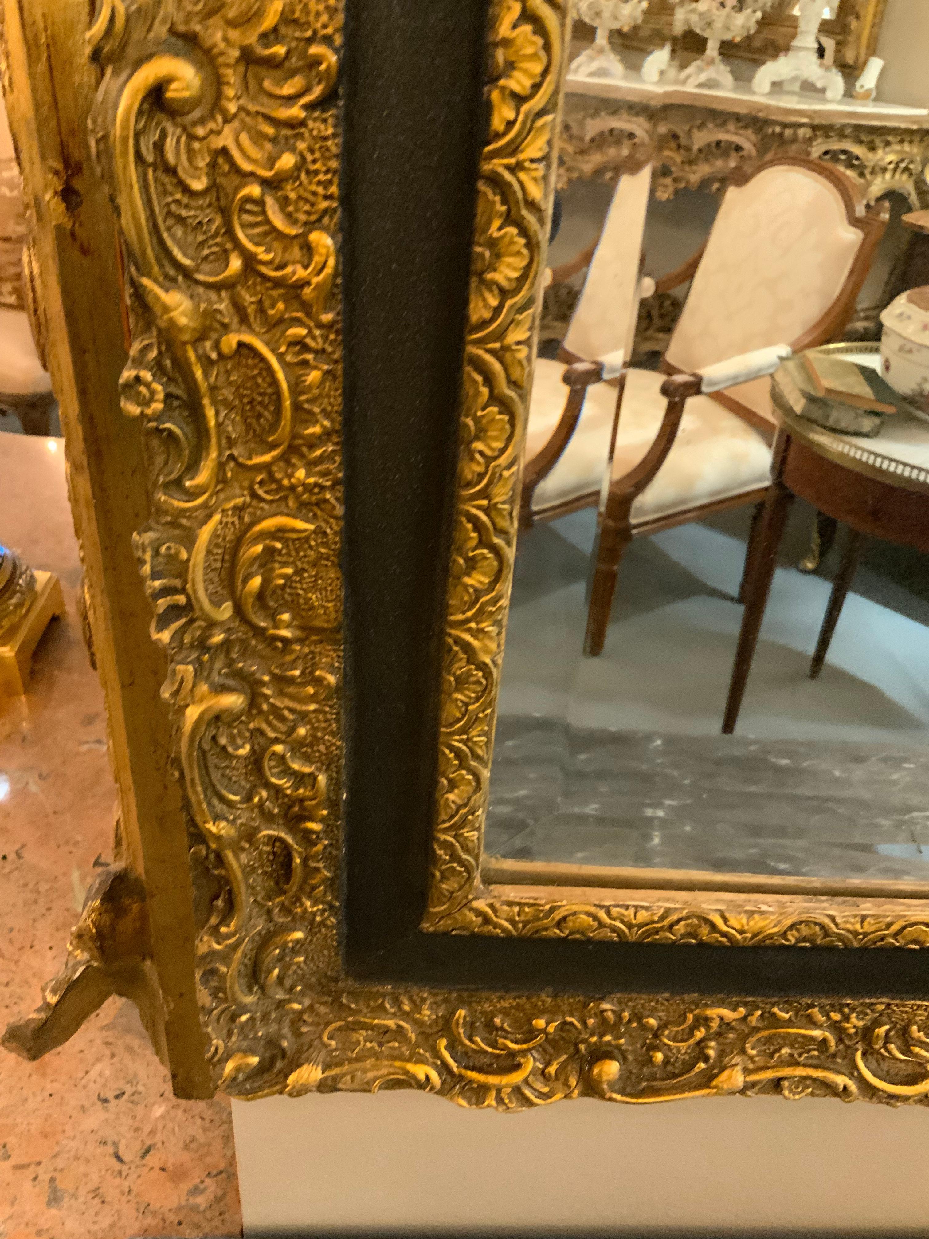 Legno dorato Specchio dipinto di nero e con decorazioni dorate del 19° secolo in vendita