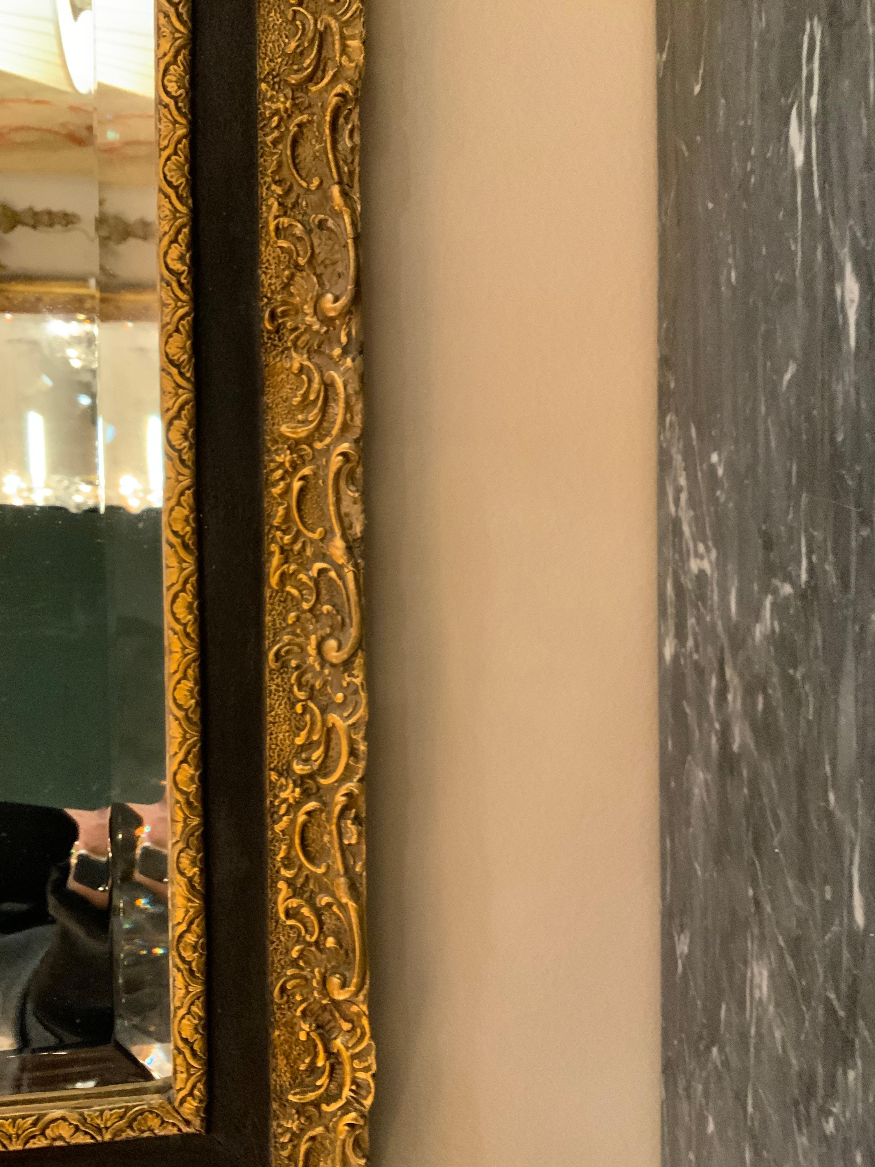 Specchio dipinto di nero e con decorazioni dorate del 19° secolo in vendita 1