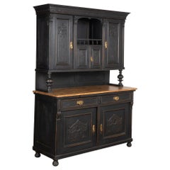 Armoire de rangement peinte en noir avec façade brisée, vers 1890
