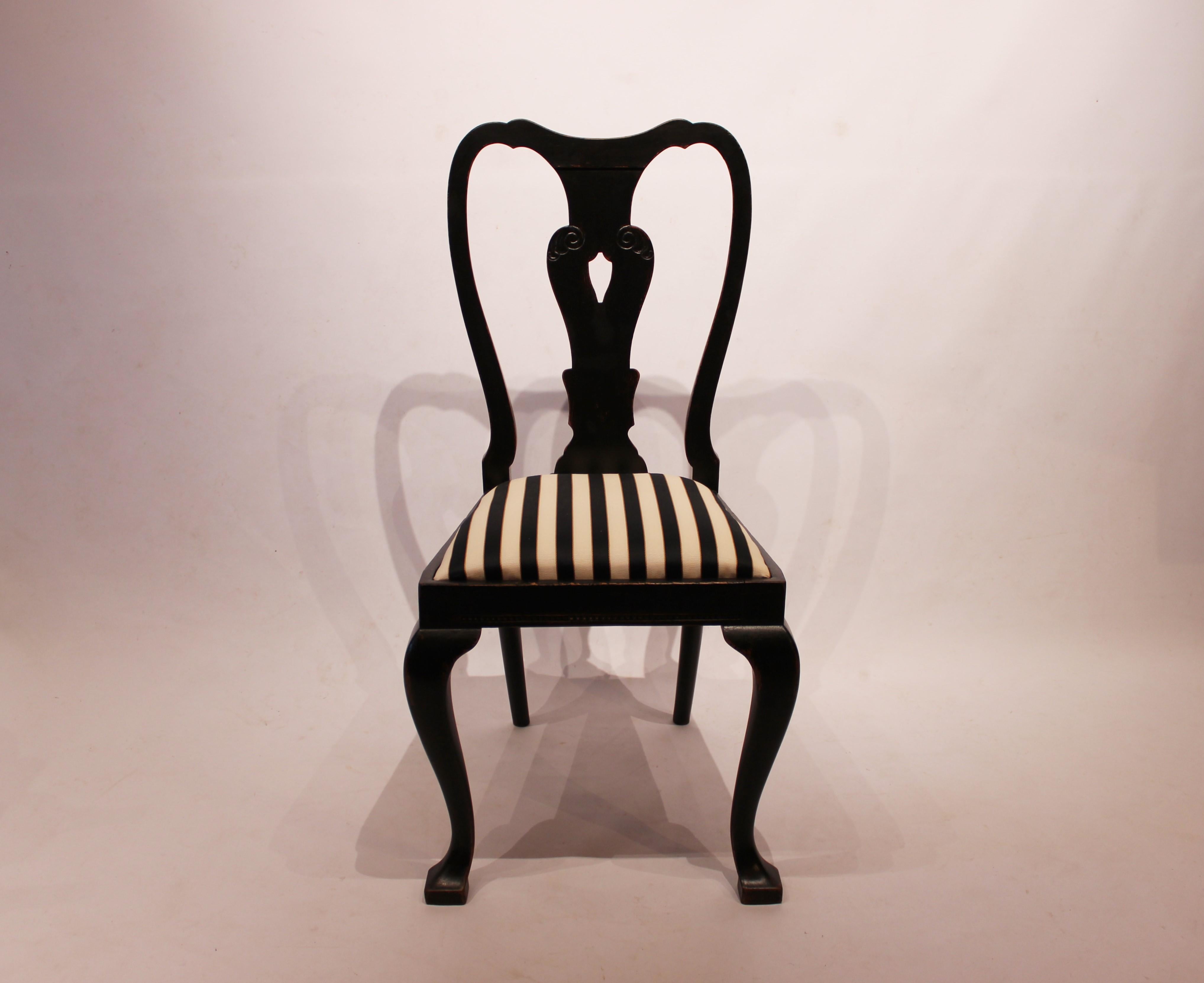 Schwarz lackierter Esszimmerstuhl im Stil des Rokoko aus den 1860er Jahren. Der Stuhl ist in tollem Vintage-Zustand und mit gestreiften Polstern versehen.