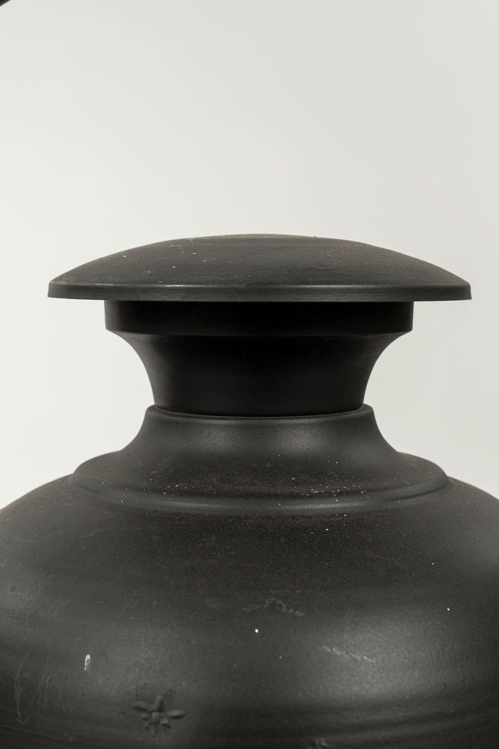 Lanterne de rue hexagonale peinte en noir Bon état - En vente à Houston, TX