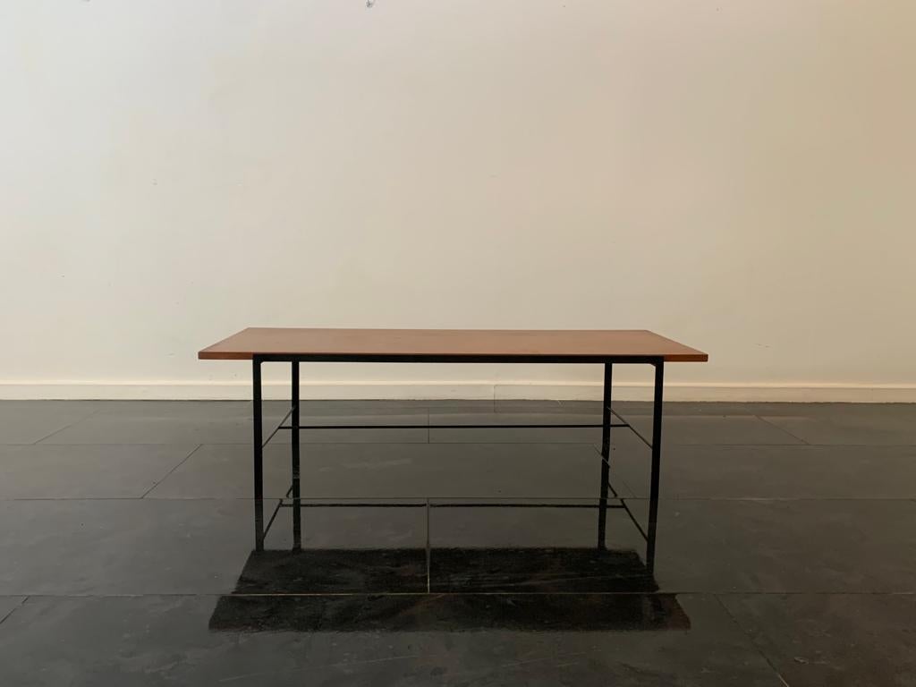 Mid-Century Modern Table basse en métal peint en noir avec plateau en teck de ISA Bergamo, années 1960 en vente