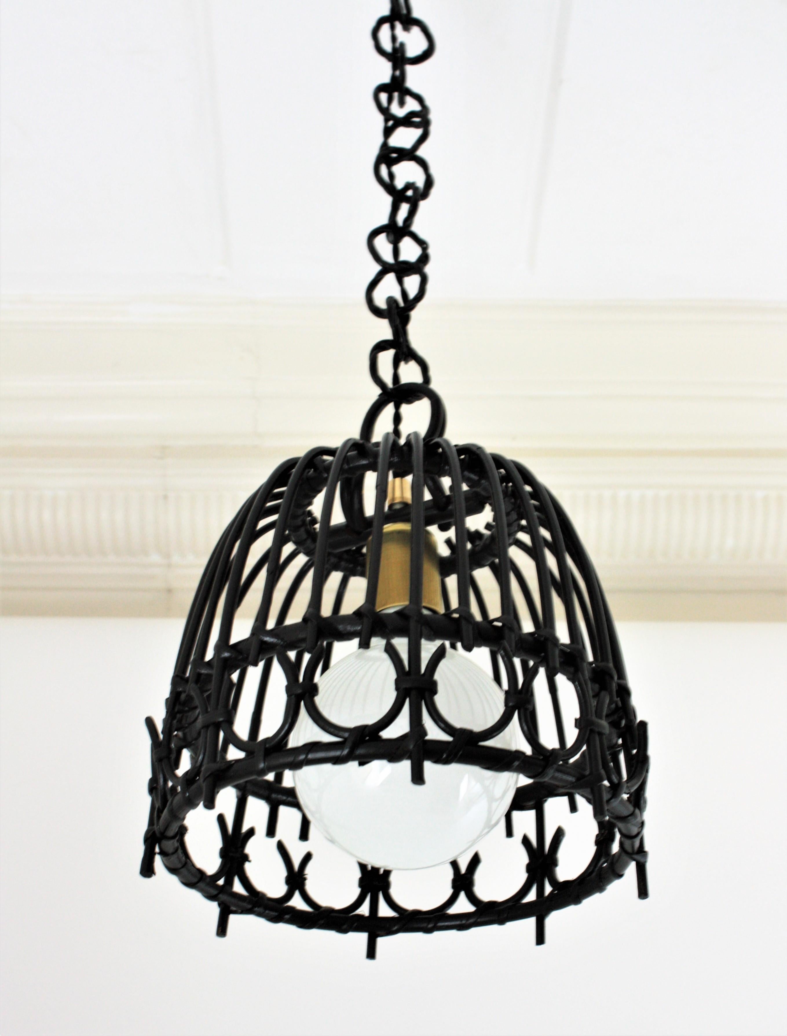Spanische Hängeleuchte/Laterne aus Rattan in schwarzer Patina im Angebot 3