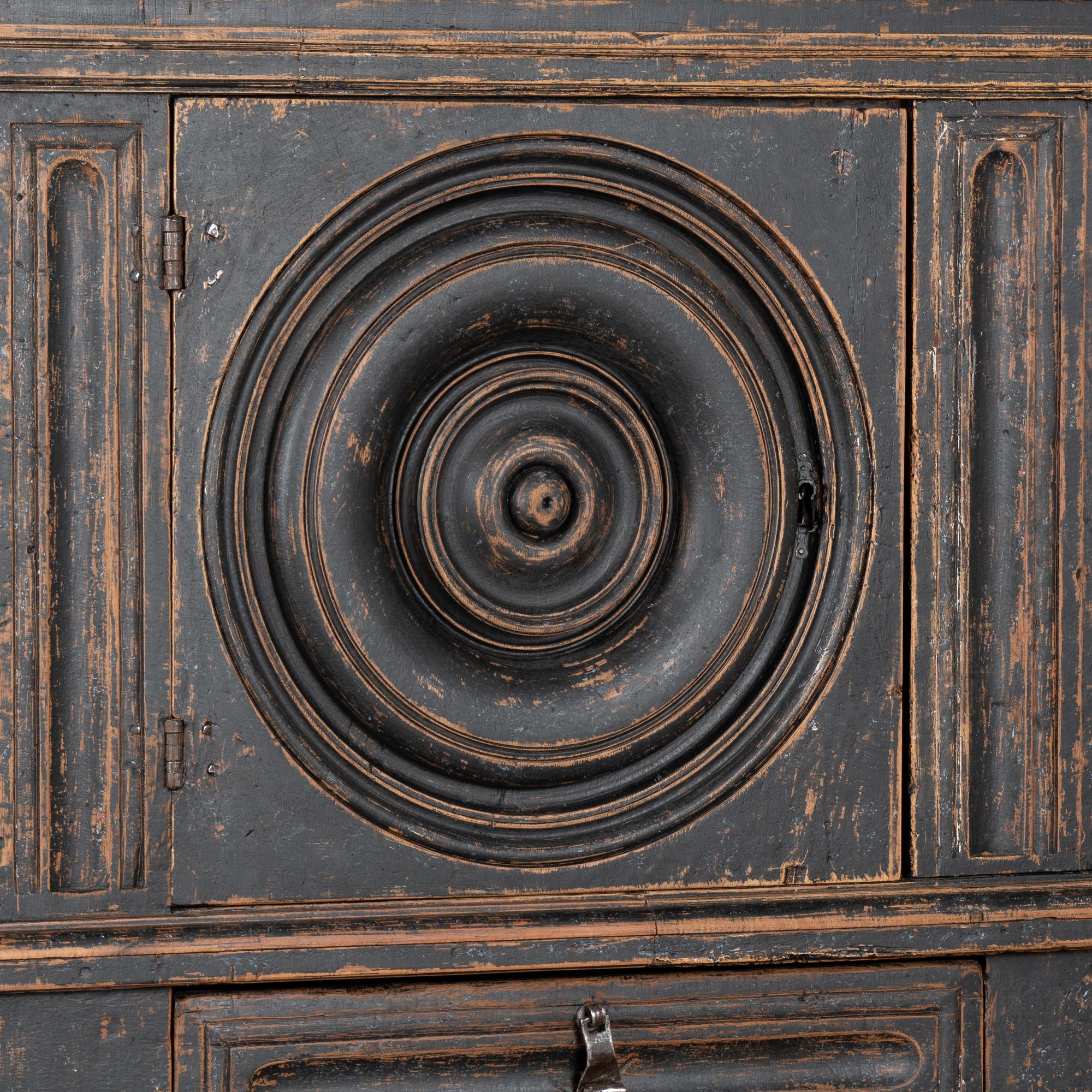 Armadio in Oak dipinto di nero, Spagna, circa 1820-40 In condizioni buone in vendita a Round Top, TX