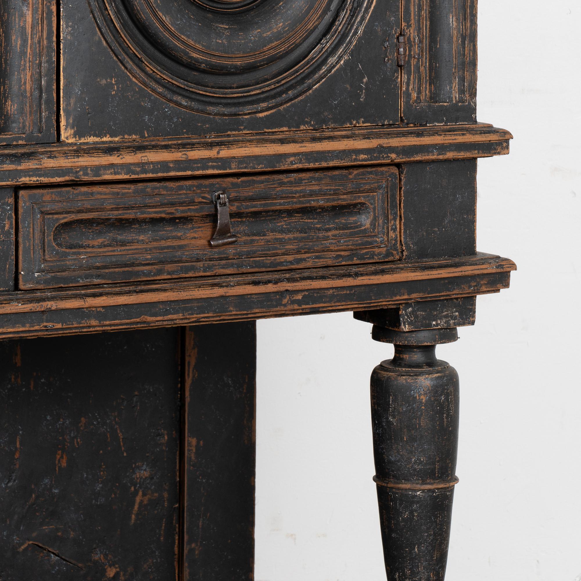 Armadio in Oak dipinto di nero, Spagna, circa 1820-40 in vendita 1