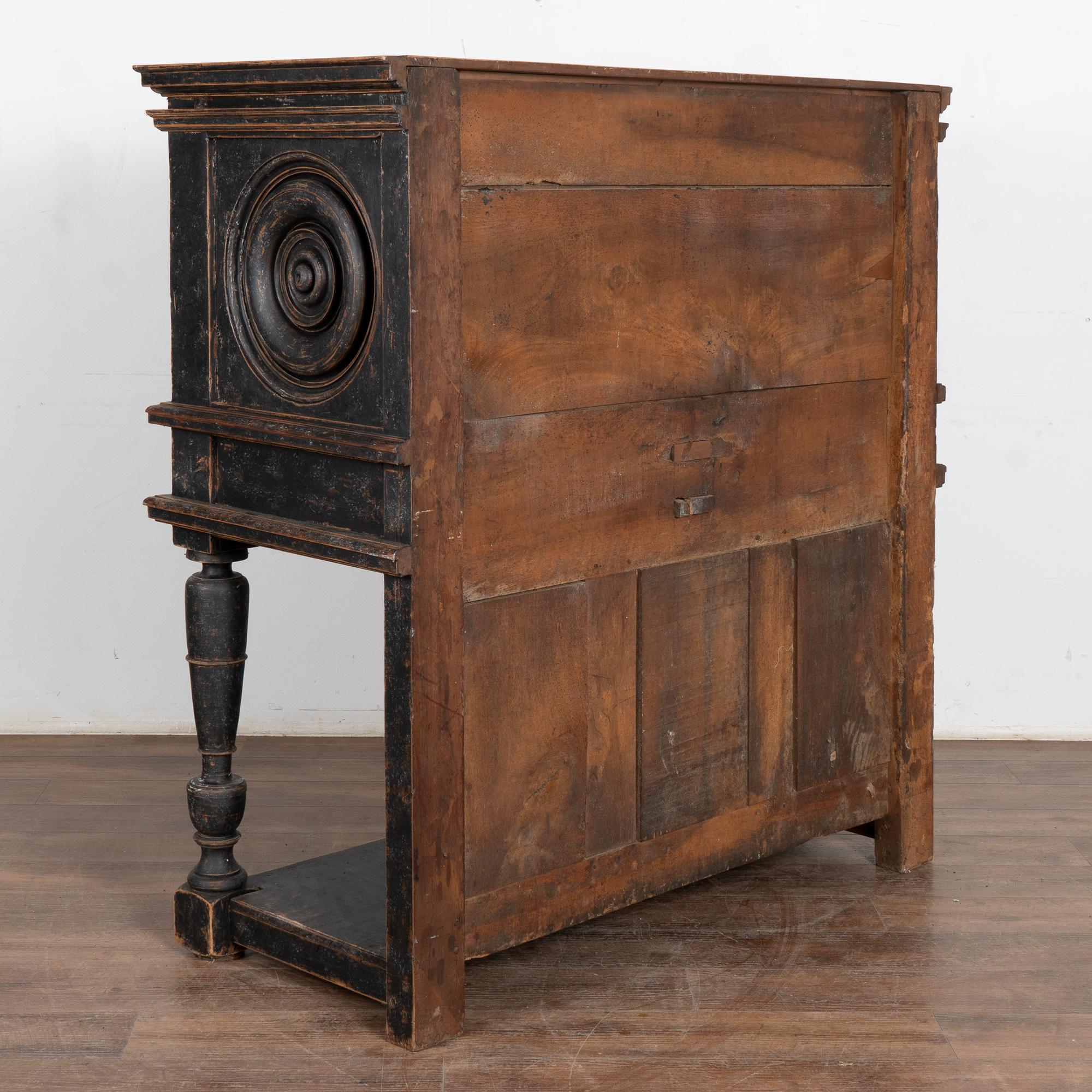 Armadio in Oak dipinto di nero, Spagna, circa 1820-40 in vendita 2