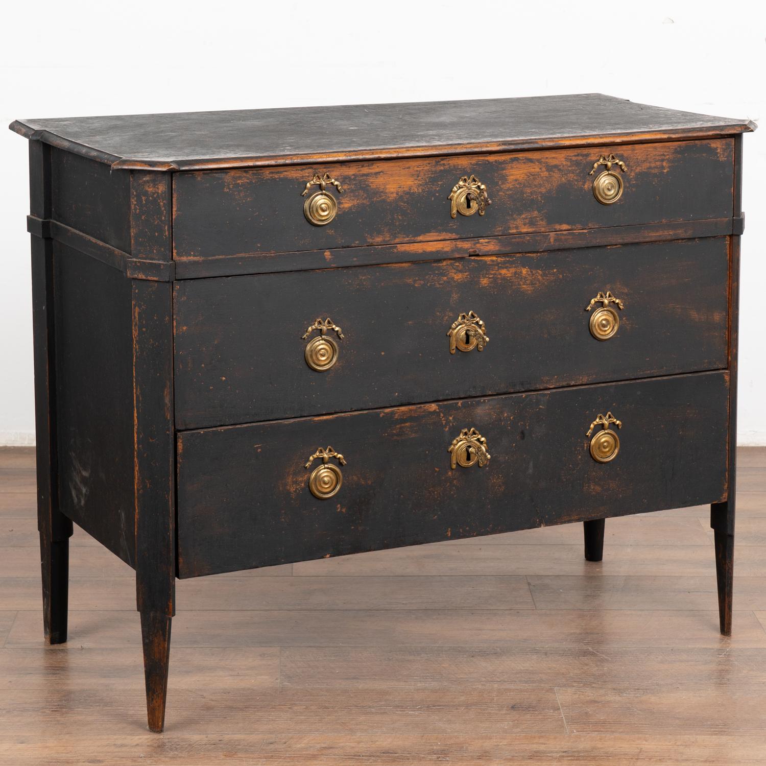 Swedish chest of drawers in black painted pine wood, top with profiled edge.
Three drawers with canted sides and tapered feet.
Restored, drawers function with two brass pulls on each. Three keys included, locks no longer function.
While the black
