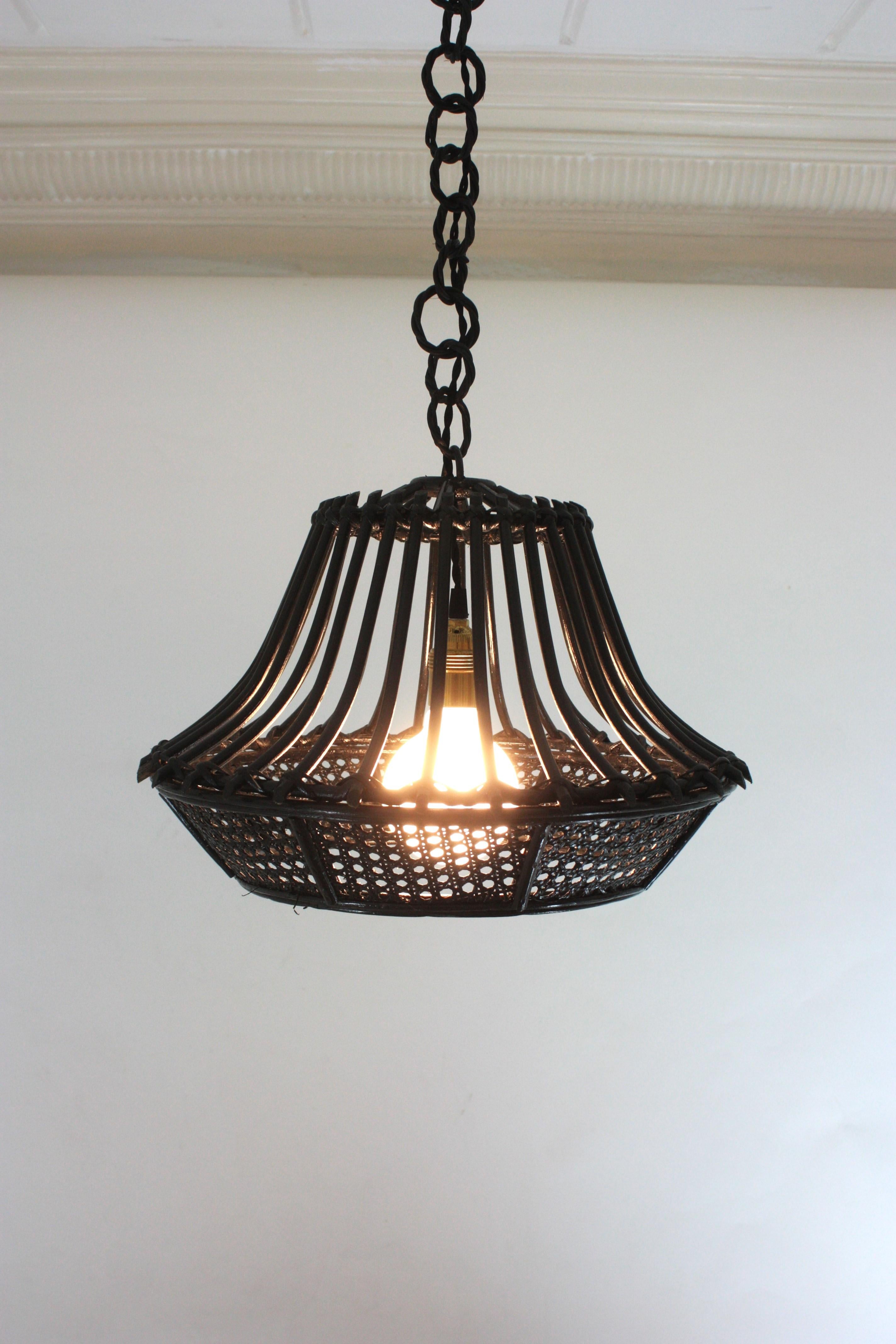 Lampada a sospensione / Lanterna a forma di pagoda in vimini e rattan verniciato nero in vendita 2