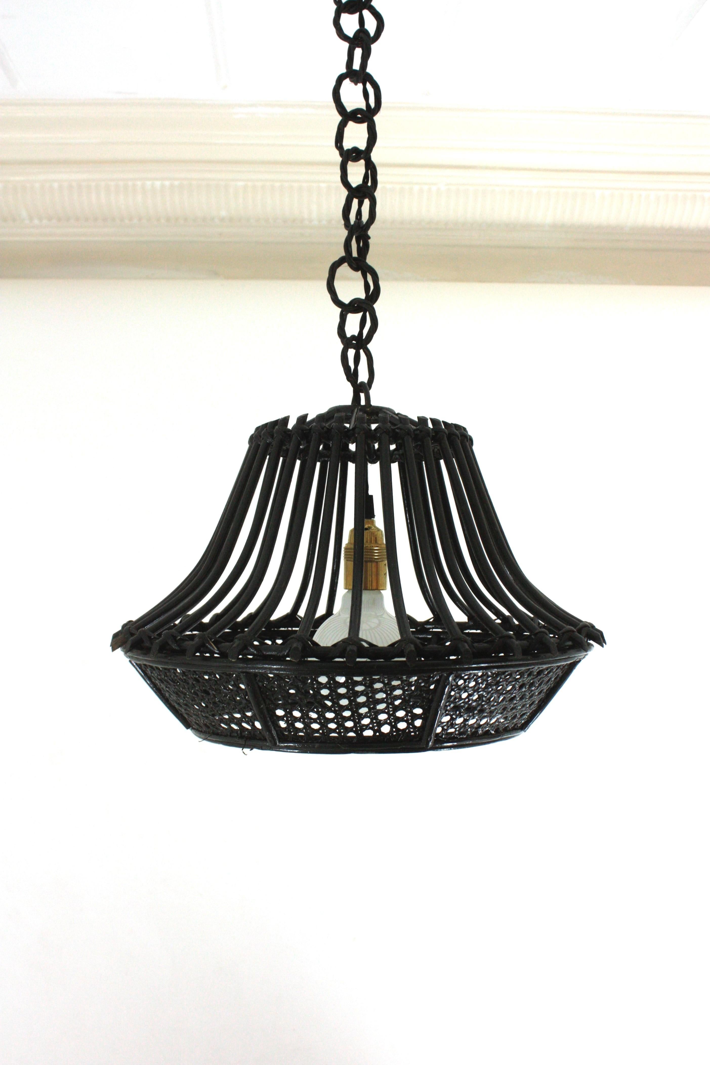 Lampada a sospensione / Lanterna a forma di pagoda in vimini e rattan verniciato nero in vendita 3
