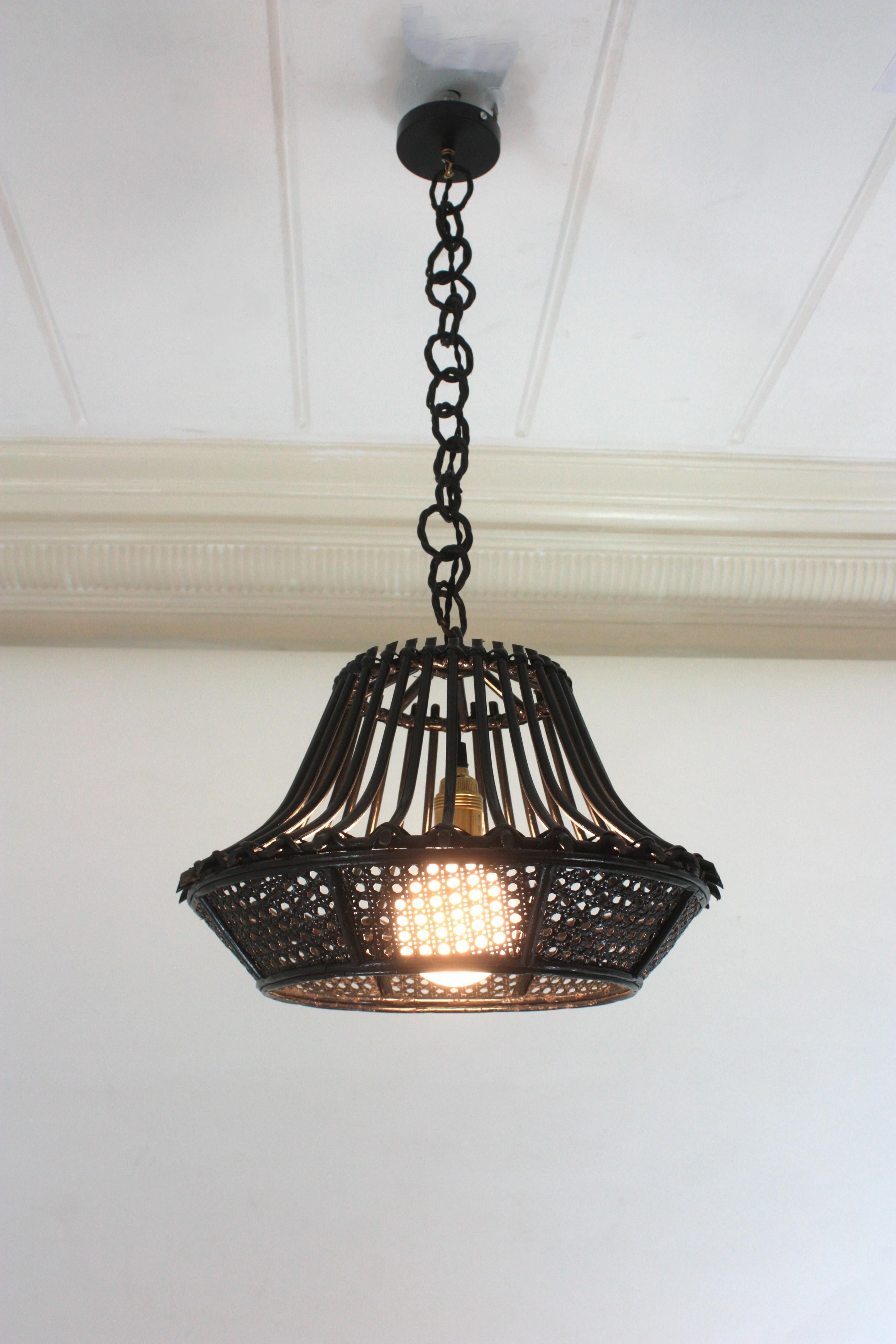 Lampada a sospensione / Lanterna a forma di pagoda in vimini e rattan verniciato nero in vendita 4