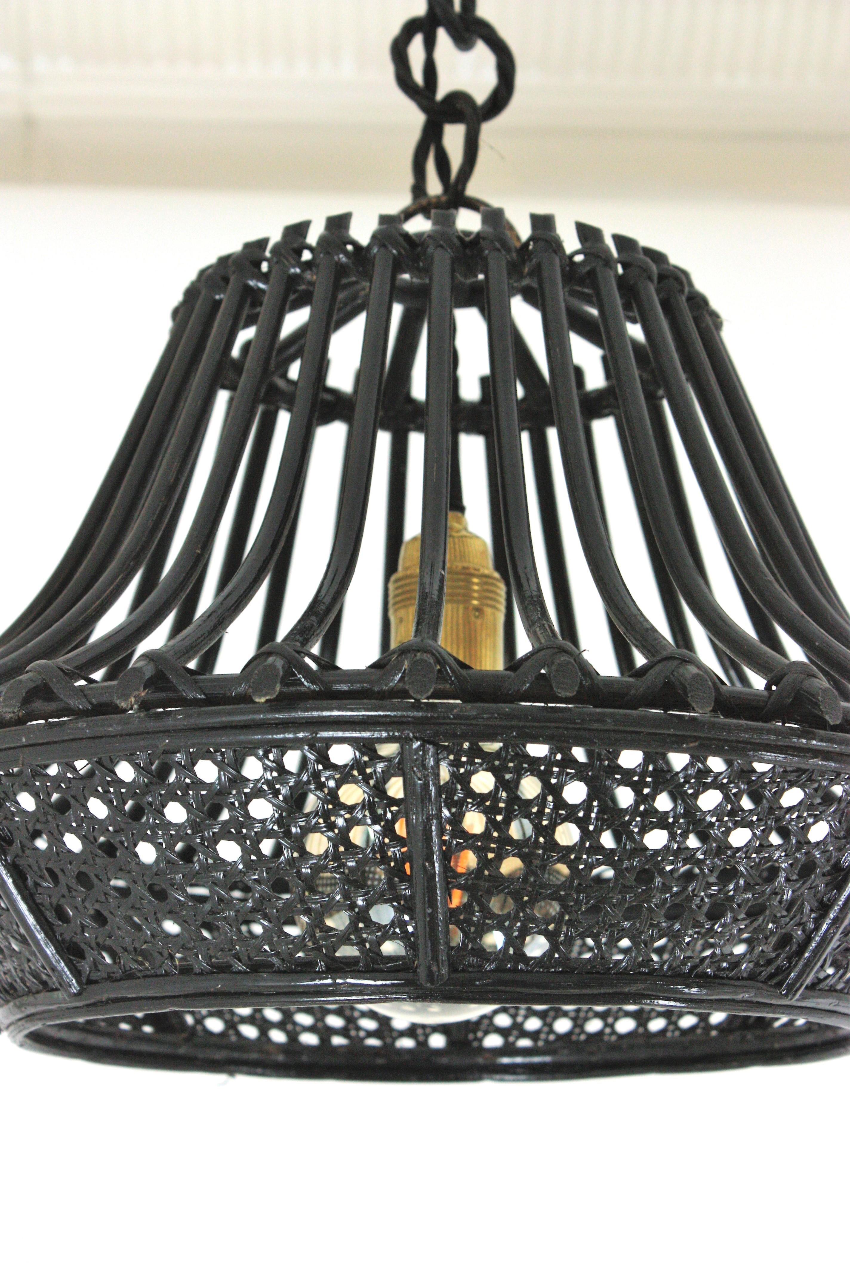Lampada a sospensione / Lanterna a forma di pagoda in vimini e rattan verniciato nero in vendita 5