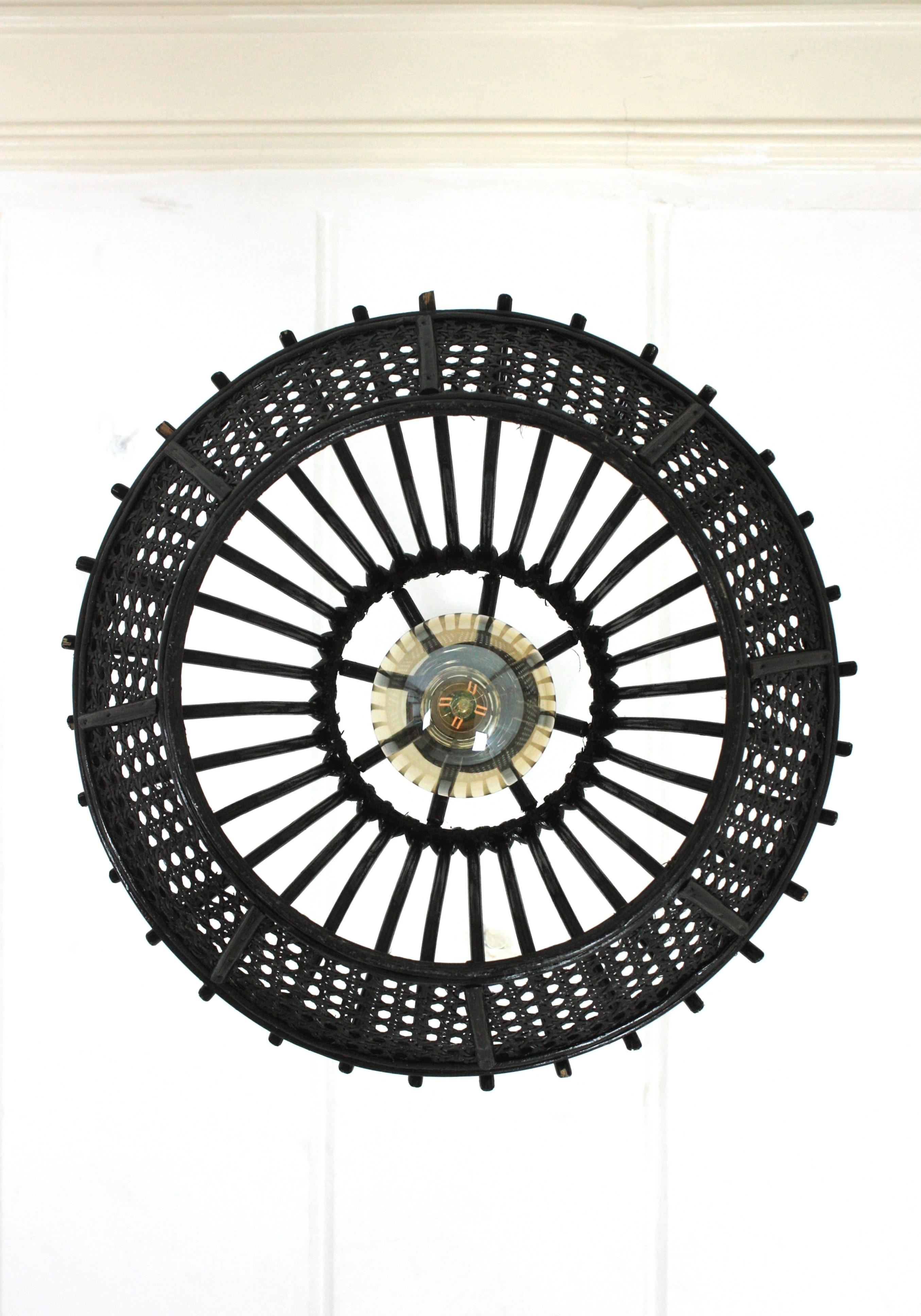 Lampada a sospensione / Lanterna a forma di pagoda in vimini e rattan verniciato nero in vendita 6