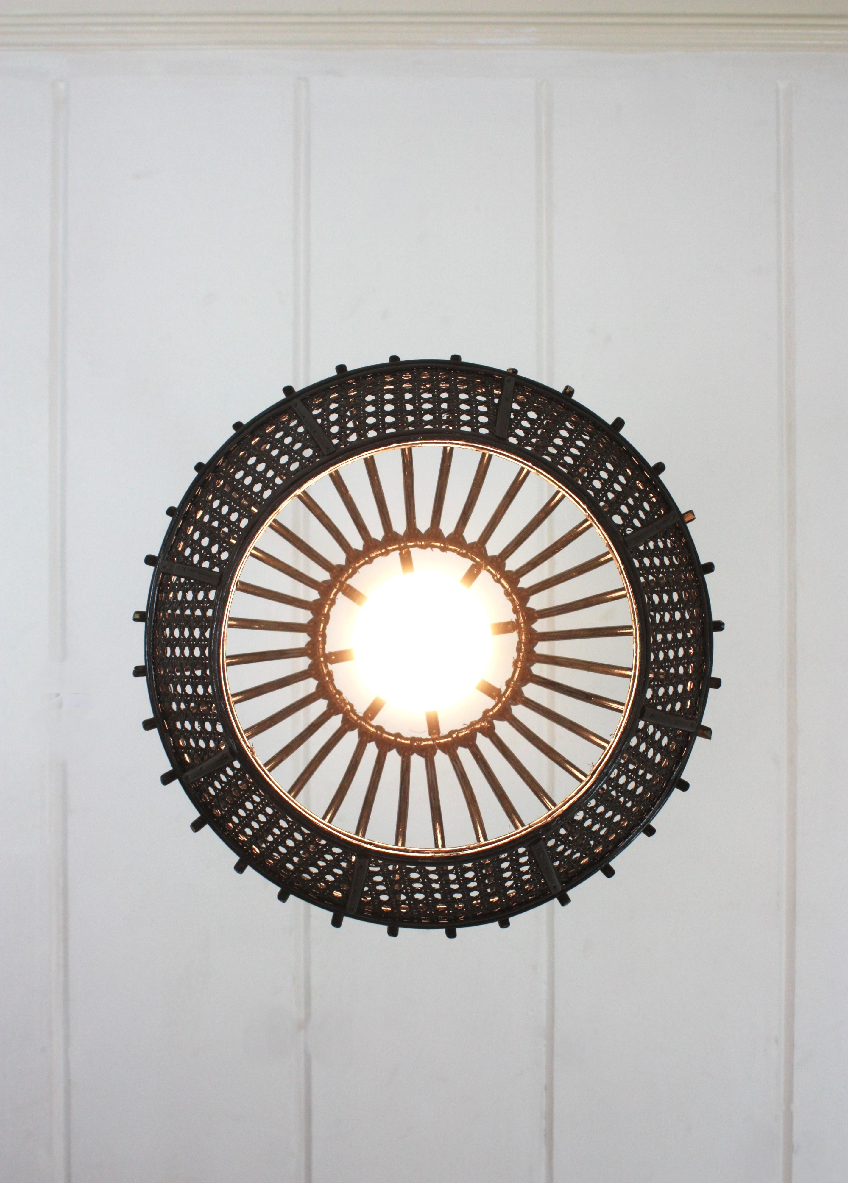 Lampada a sospensione / Lanterna a forma di pagoda in vimini e rattan verniciato nero in vendita 7