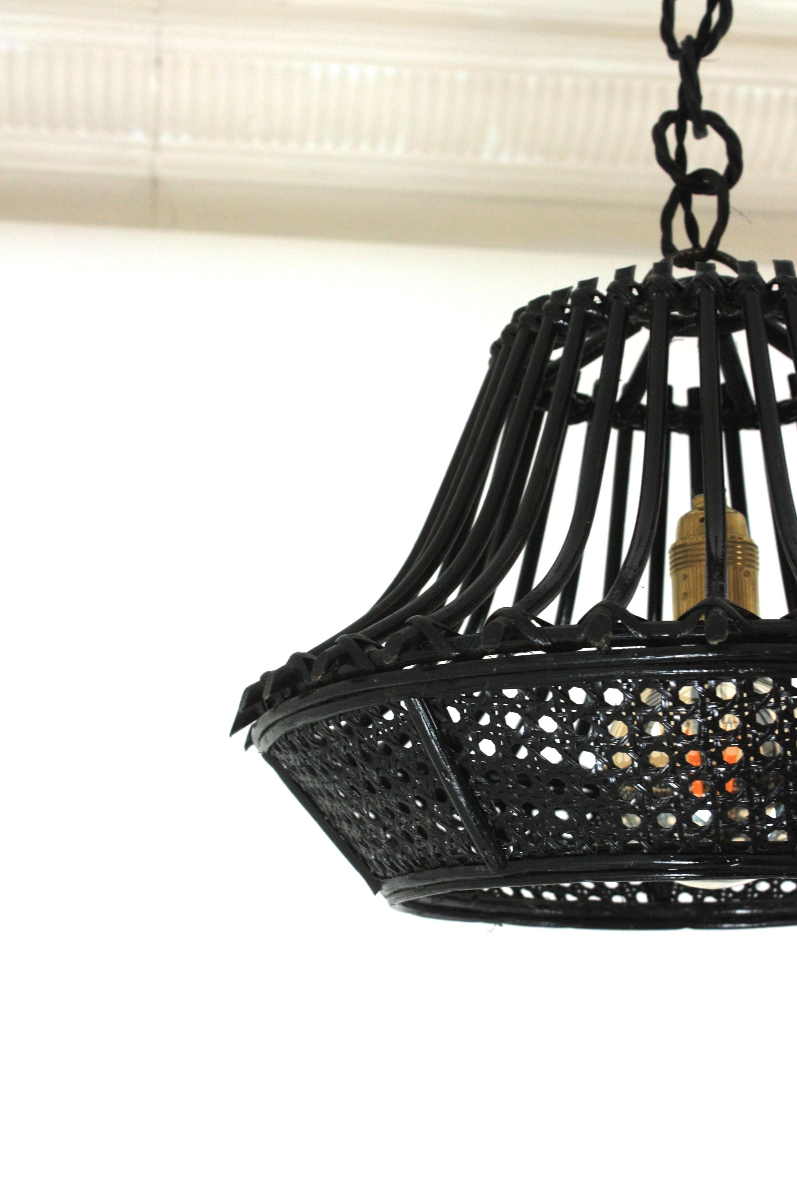 Lampada a sospensione / Lanterna a forma di pagoda in vimini e rattan verniciato nero in vendita 8