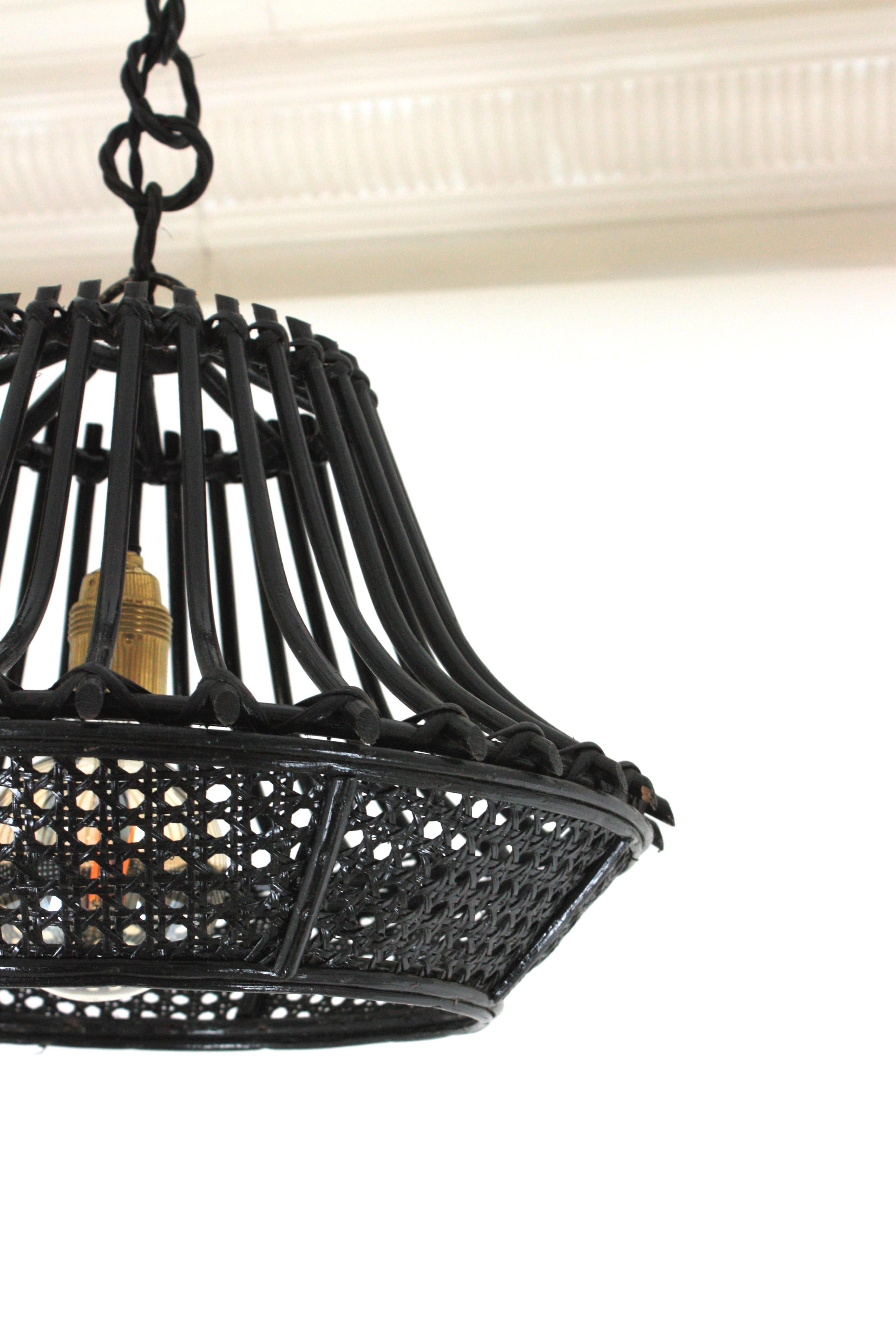 Lampada a sospensione / Lanterna a forma di pagoda in vimini e rattan verniciato nero in vendita 9