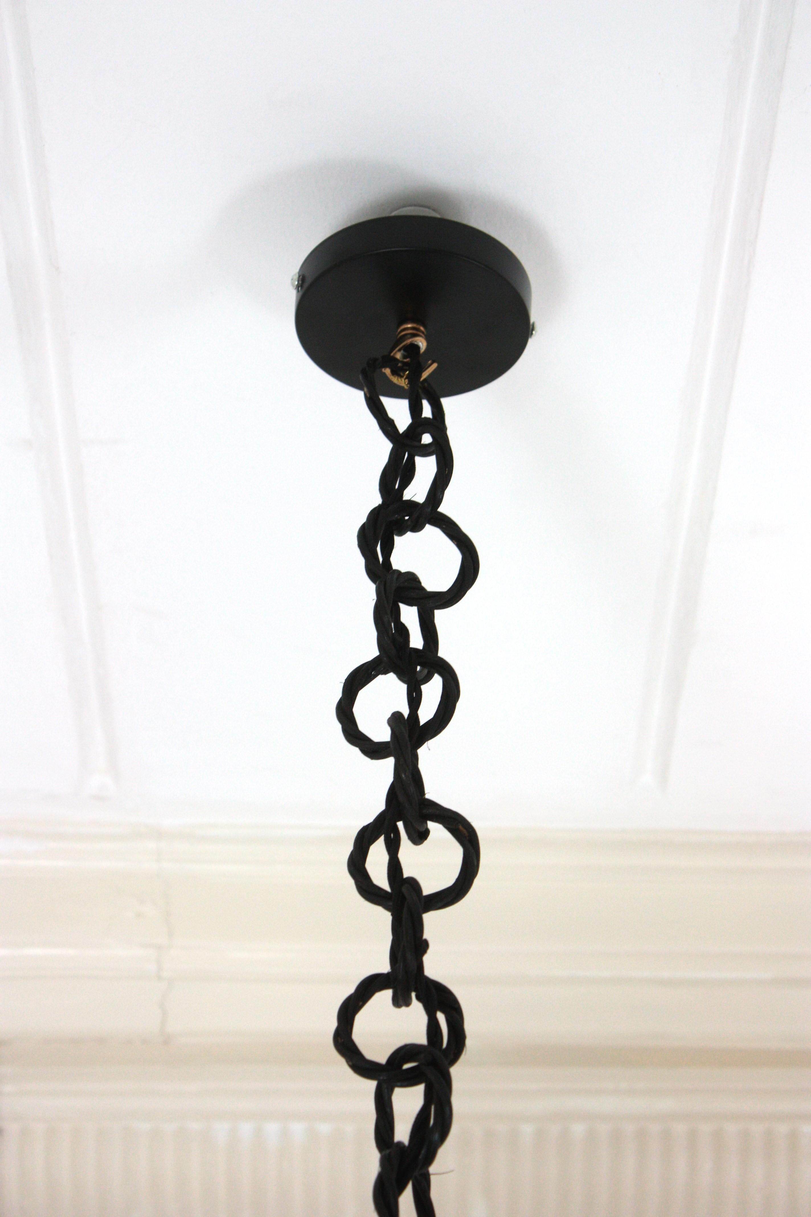 Lampada a sospensione / Lanterna a forma di pagoda in vimini e rattan verniciato nero in vendita 10