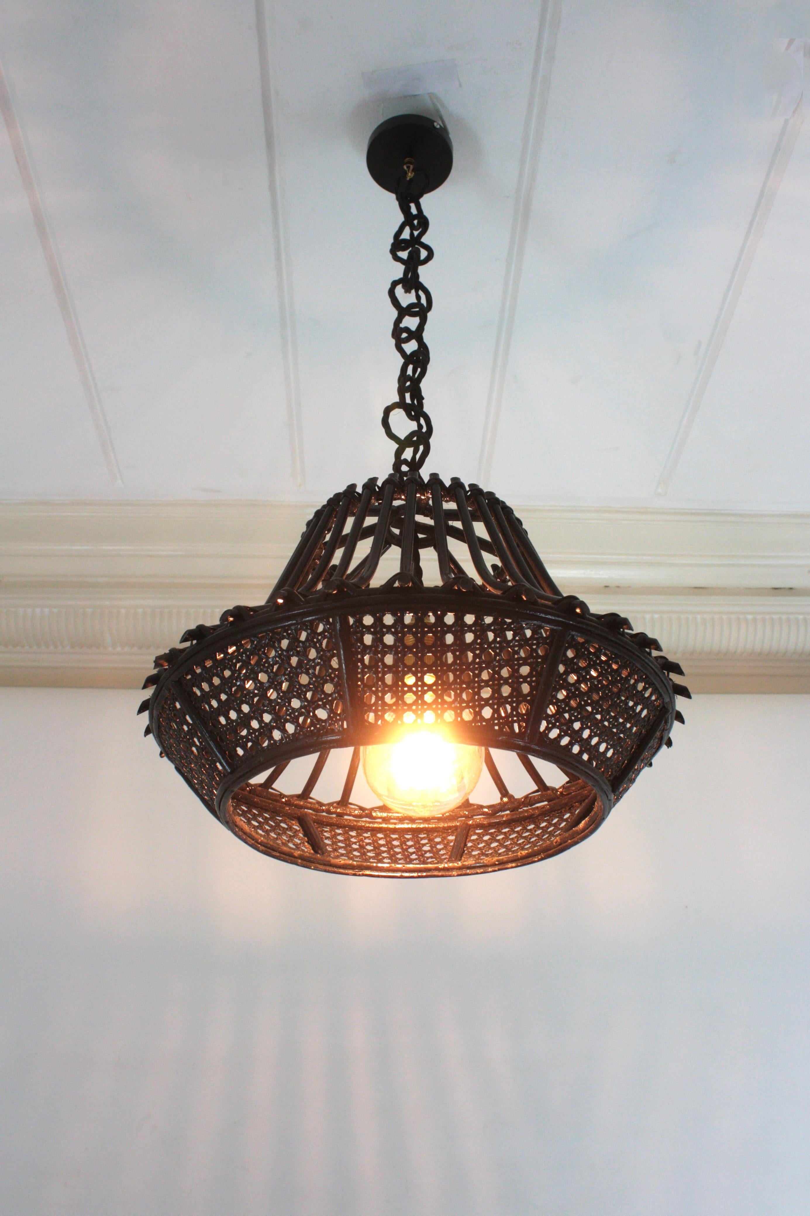 Lampada a sospensione / Lanterna a forma di pagoda in vimini e rattan verniciato nero in vendita 11