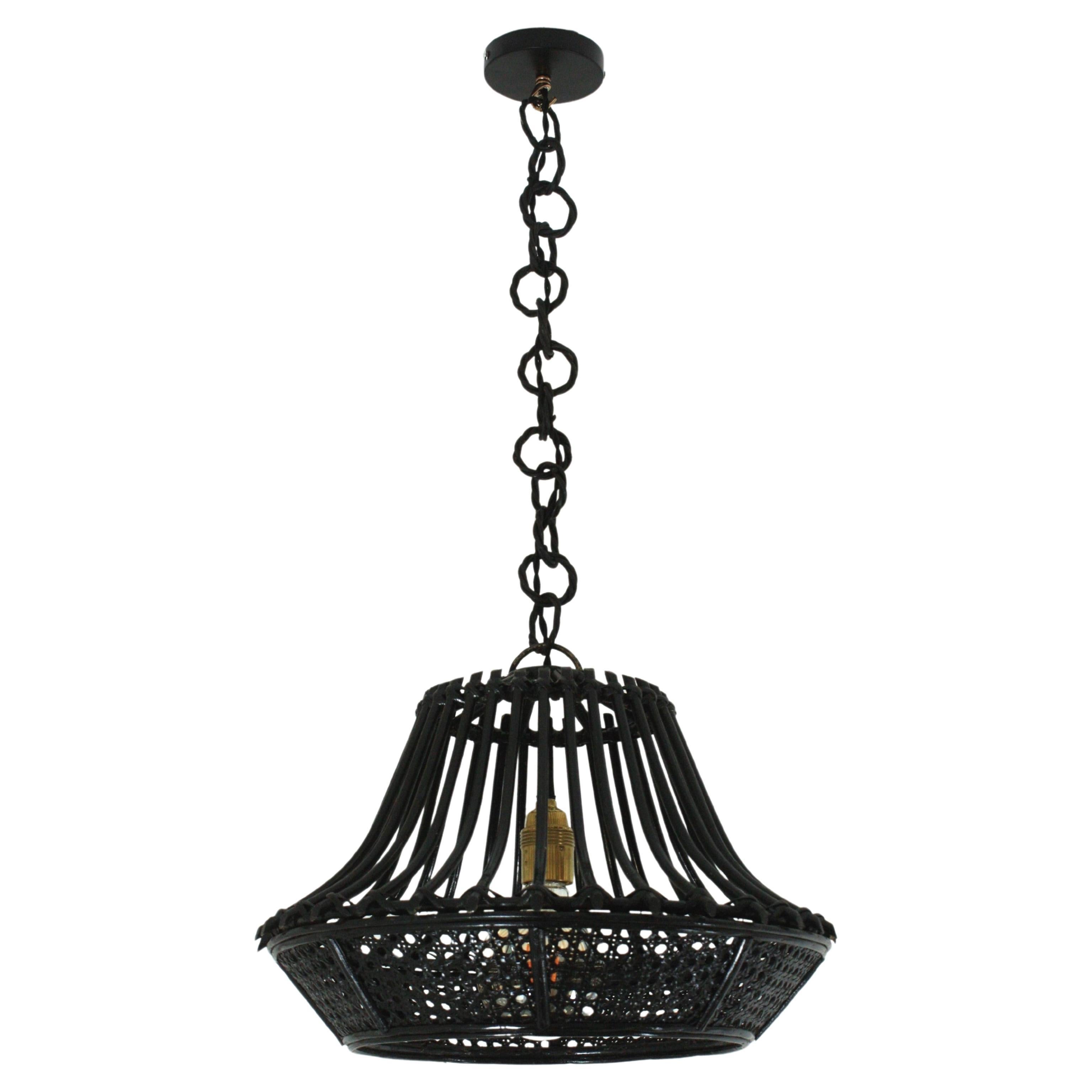 Mid-Century moderno Lampada a sospensione / Lanterna a forma di pagoda in vimini e rattan verniciato nero in vendita