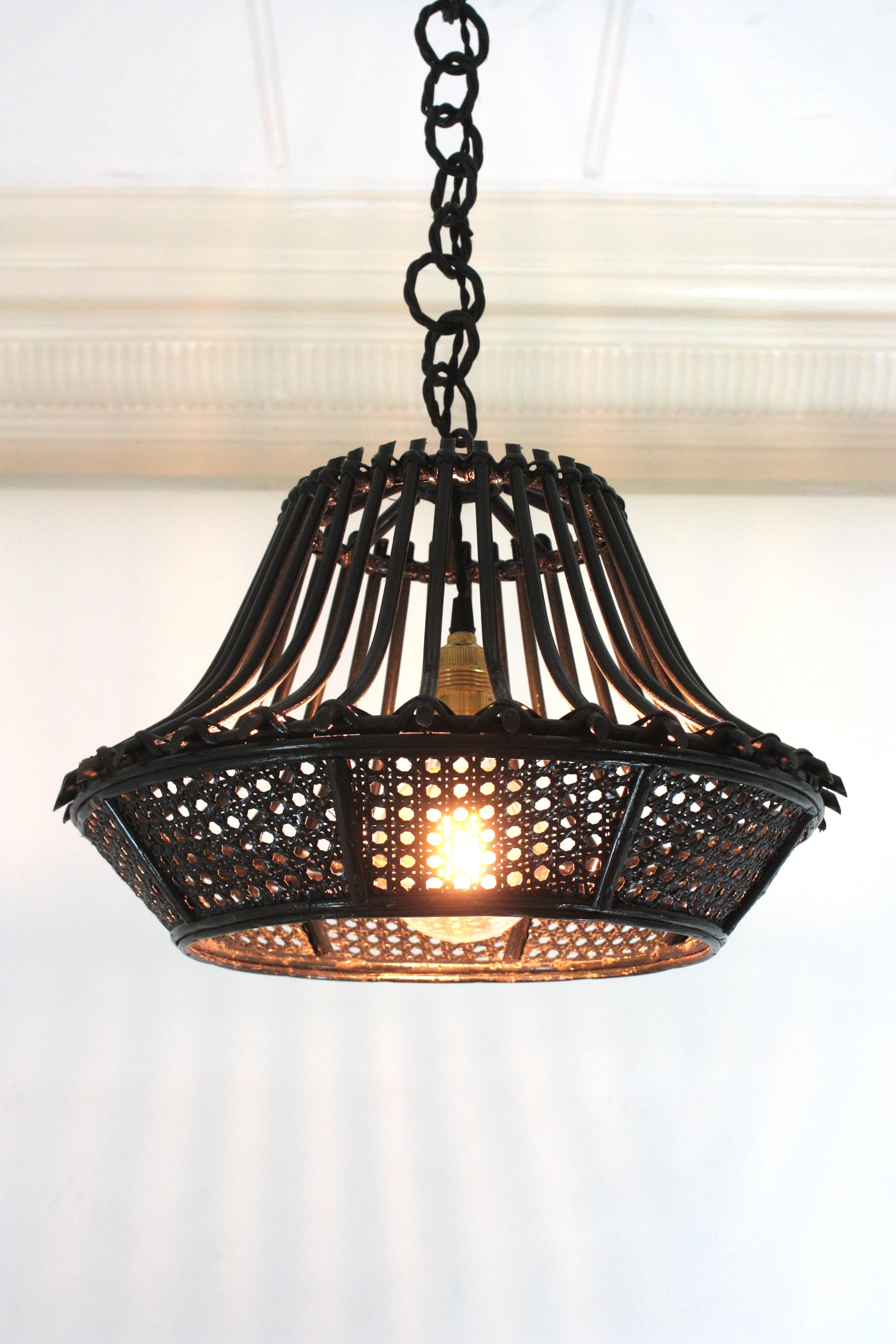 Dipinto Lampada a sospensione / Lanterna a forma di pagoda in vimini e rattan verniciato nero in vendita