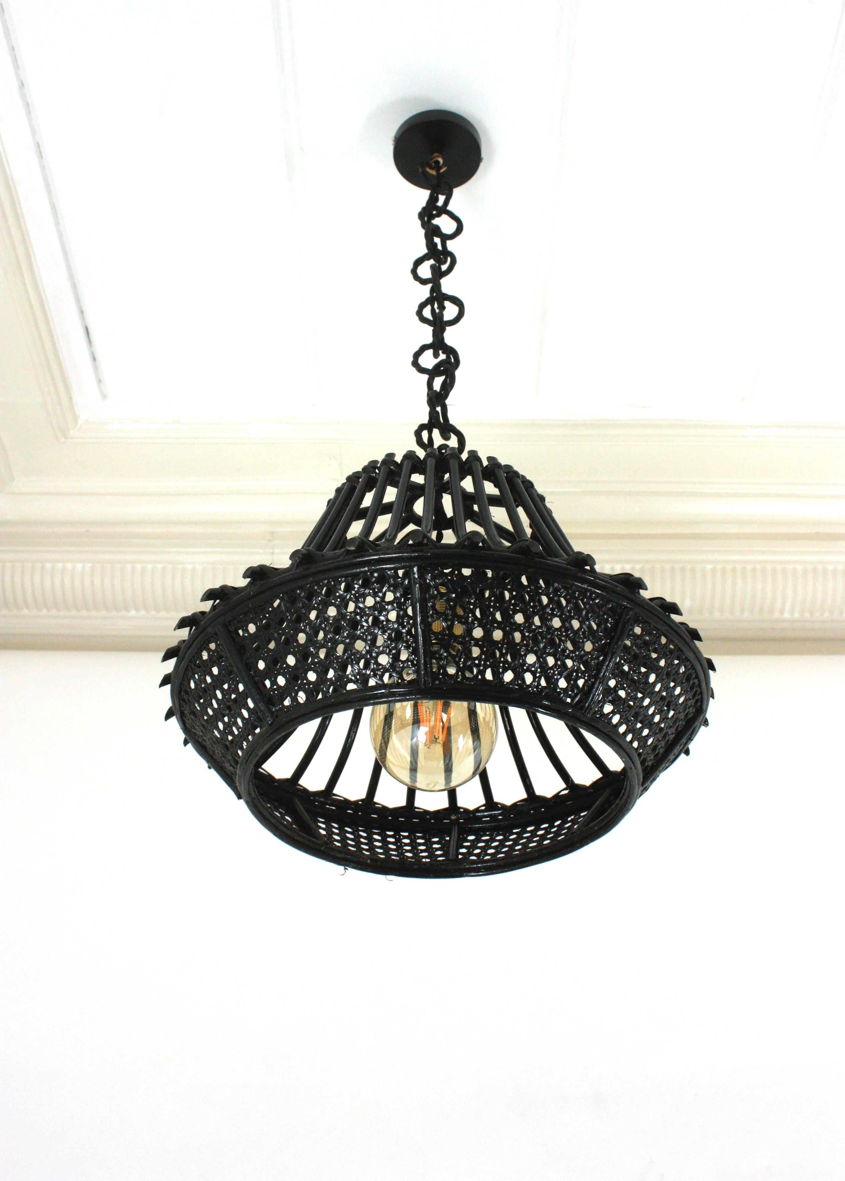 Lampada a sospensione / Lanterna a forma di pagoda in vimini e rattan verniciato nero In condizioni buone in vendita a Barcelona, ES