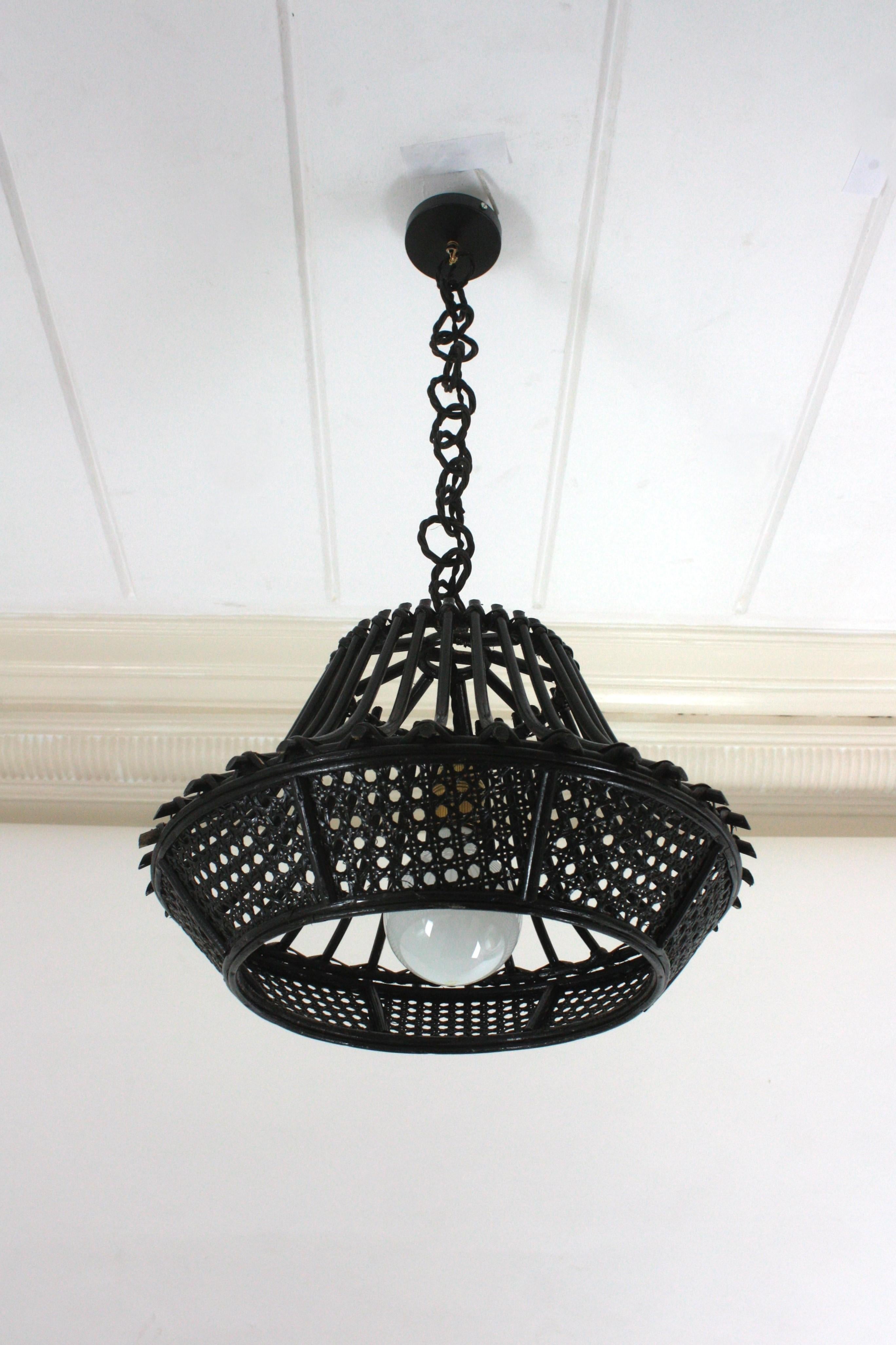 XX secolo Lampada a sospensione / Lanterna a forma di pagoda in vimini e rattan verniciato nero in vendita