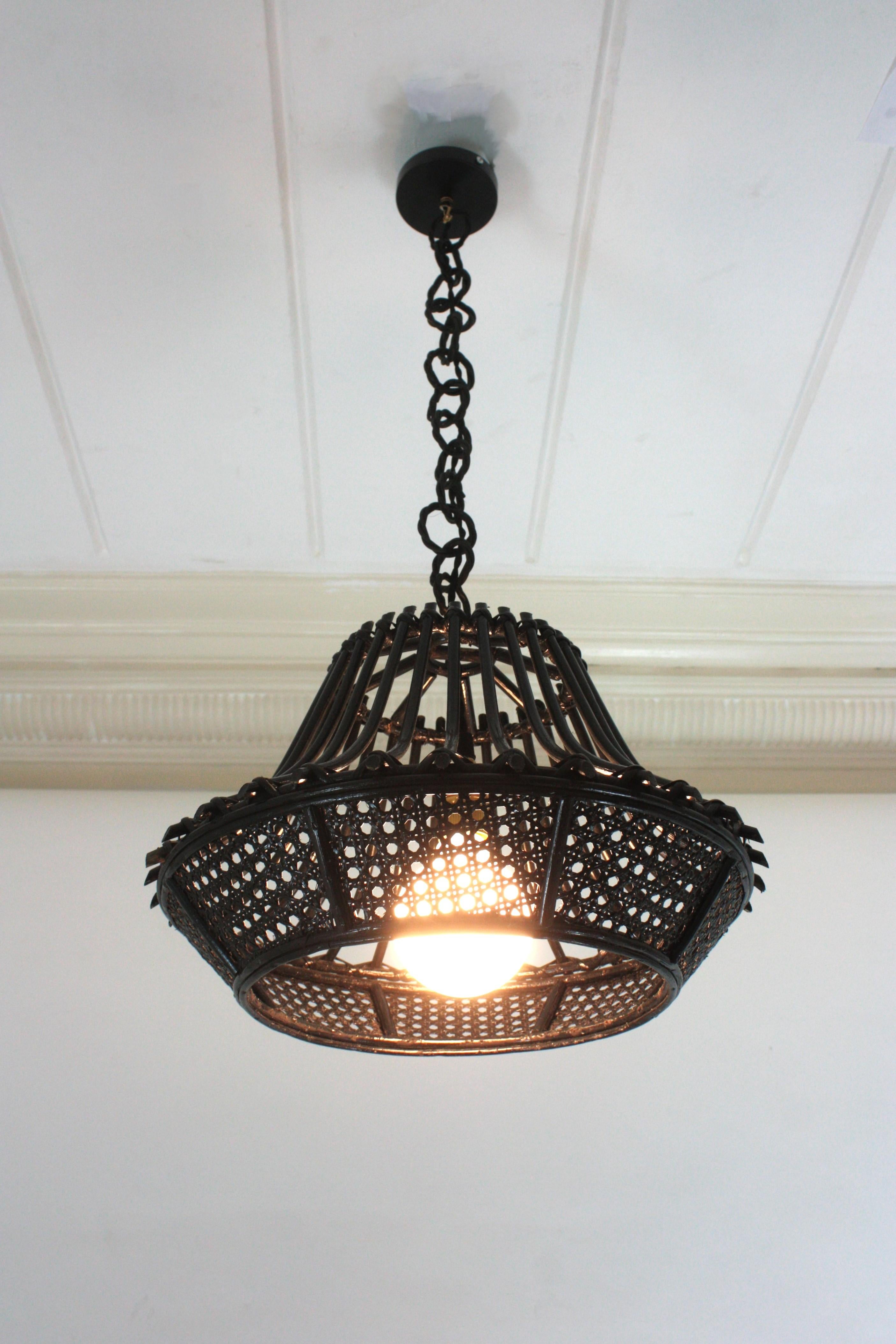 Vimini Lampada a sospensione / Lanterna a forma di pagoda in vimini e rattan verniciato nero in vendita