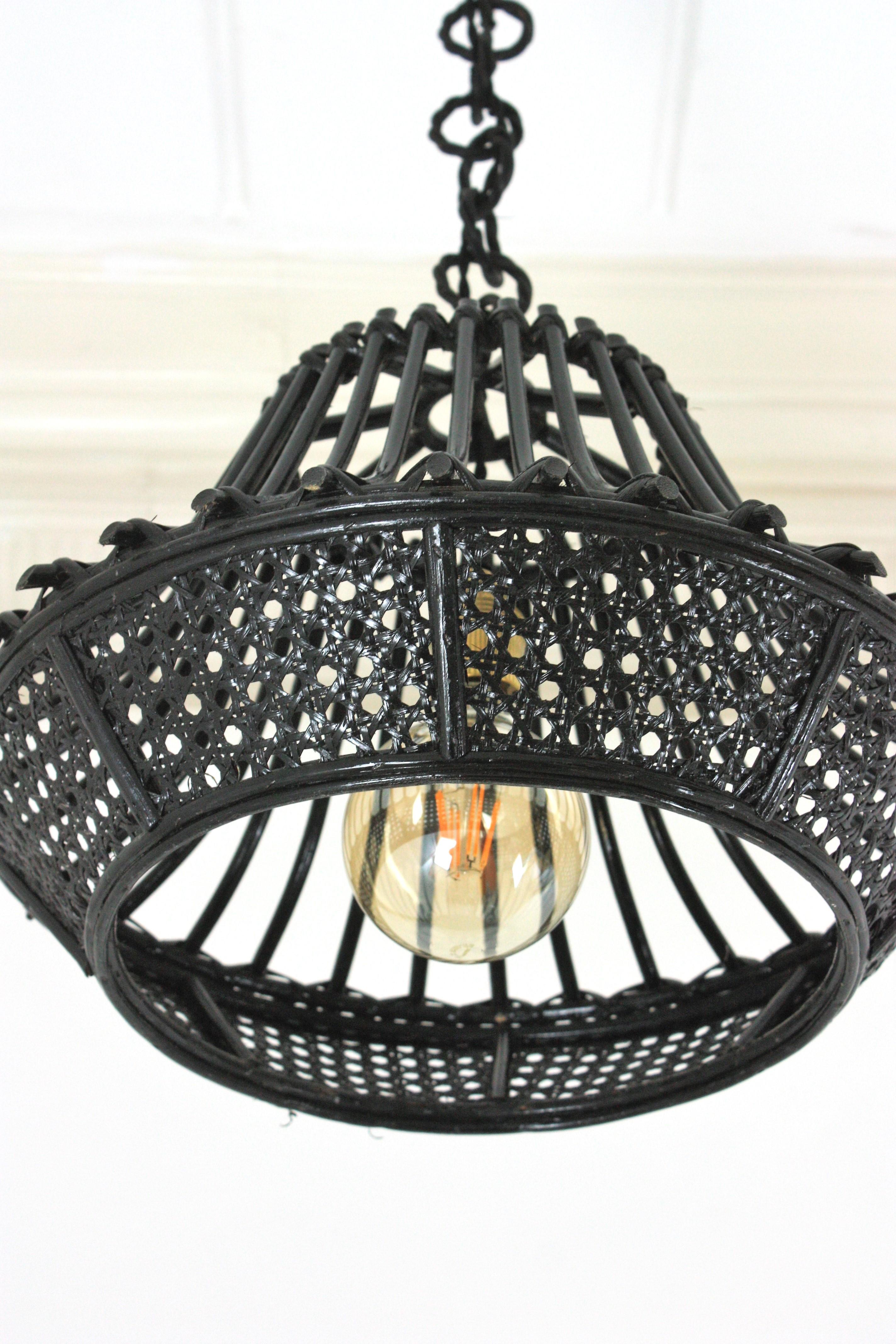 Lampada a sospensione / Lanterna a forma di pagoda in vimini e rattan verniciato nero in vendita 1