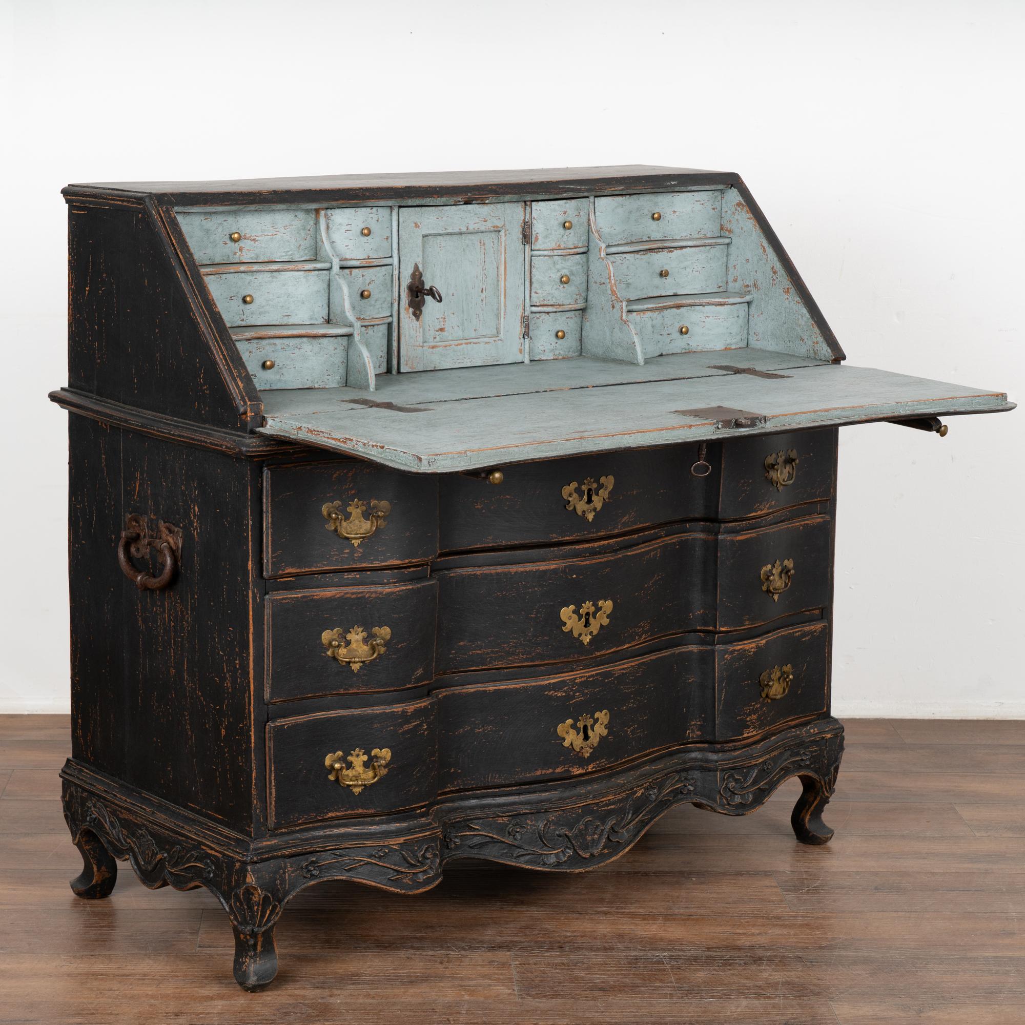 This pine rococo secretary reflects the grace and class of Swedish styling in the early 1800's.
The dramatic serpentine drawers with curvaceous front and carved skirt resting on cabriolet feet all add a romantic touch.
The traditional interior with