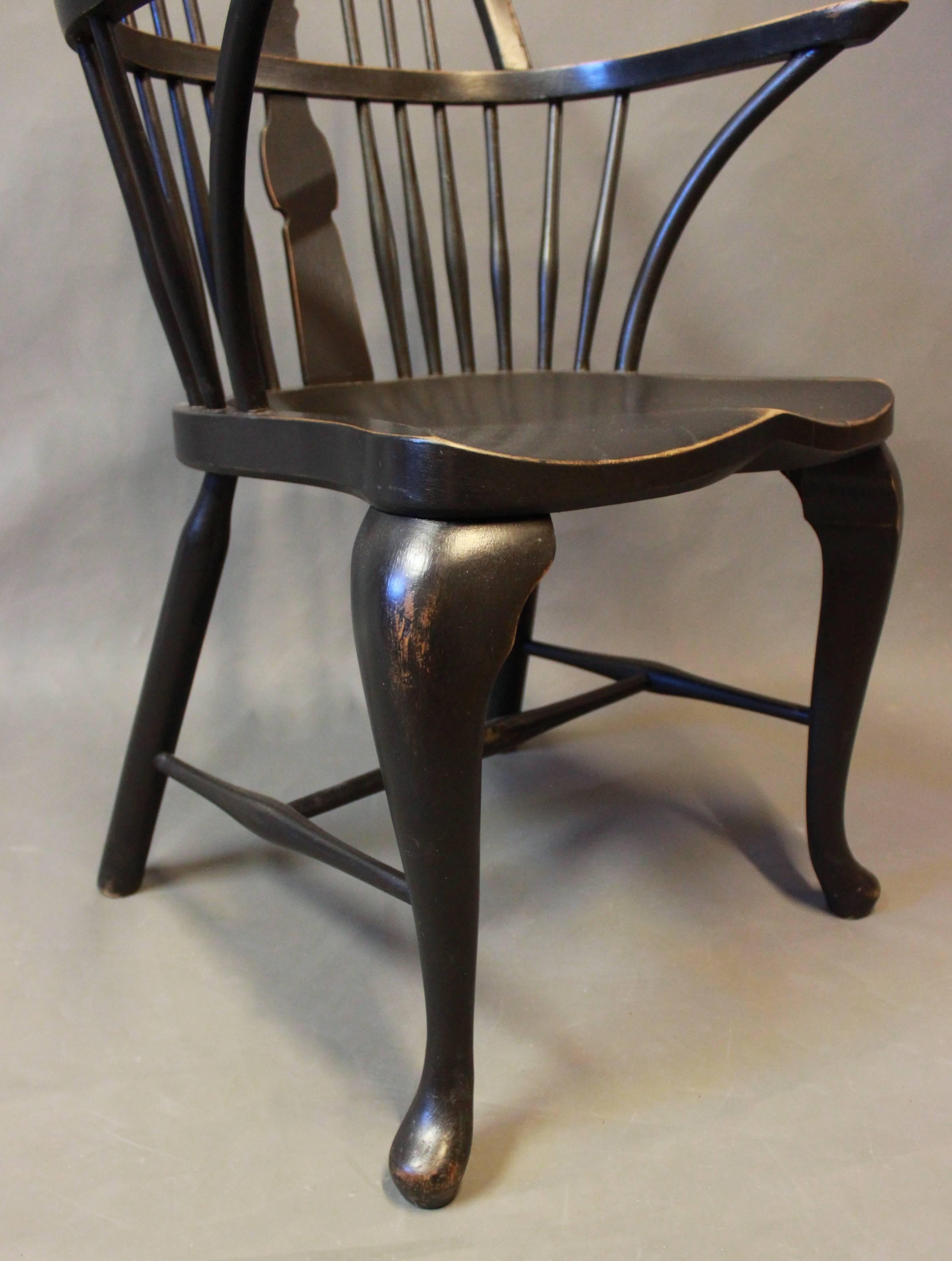 Fauteuil Windsor en bois peint en noir des années 1880. Les chaises sont en très bon état.