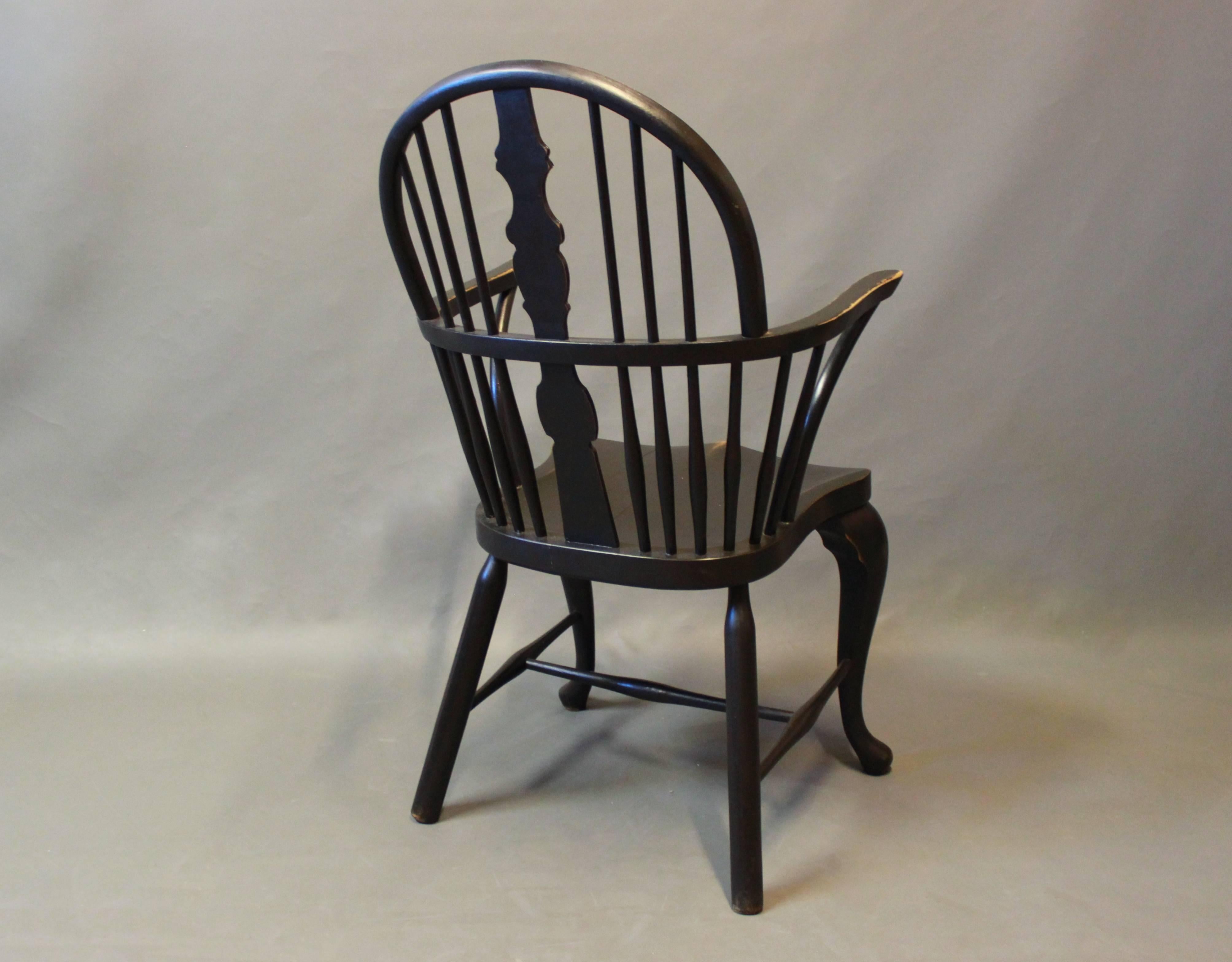 Britannique Ensemble de 2 fauteuils Windsor en bois peints en noir des années 1880 en vente