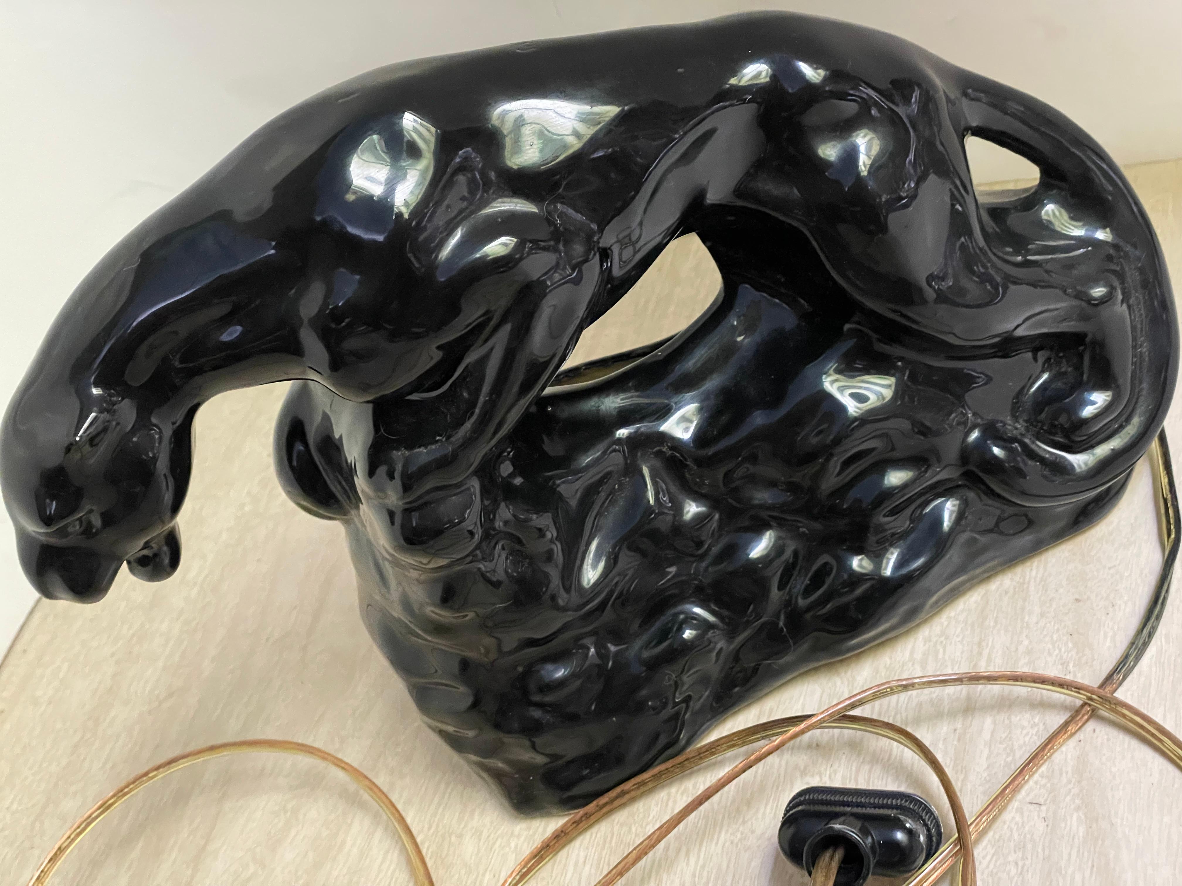 Américain Panthère noire Chat en céramique Lampe de bureau TV du milieu du siècle en vente