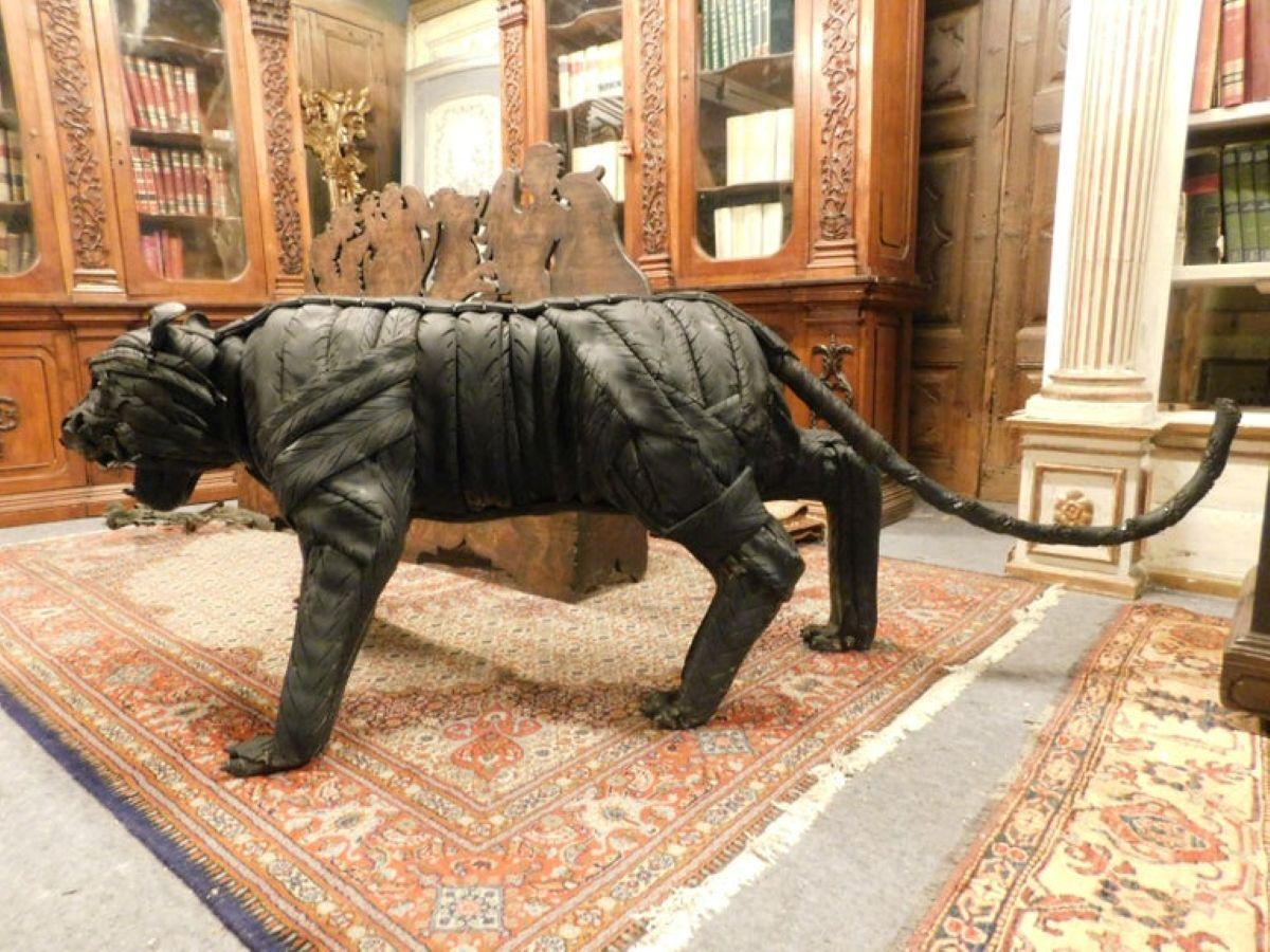 Statua di pantera nera realizzata nei primi decenni del '900 da un artista belga con molta fantasia, composta da un'armatura in ferro ricoperta di gomma recuperata, molto elegante e simbolo di potere, perfetta in un ingresso di lusso o in un