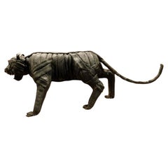 Black Panther Statue of Reused Tire, Scultura realizzata da artista del Belgio