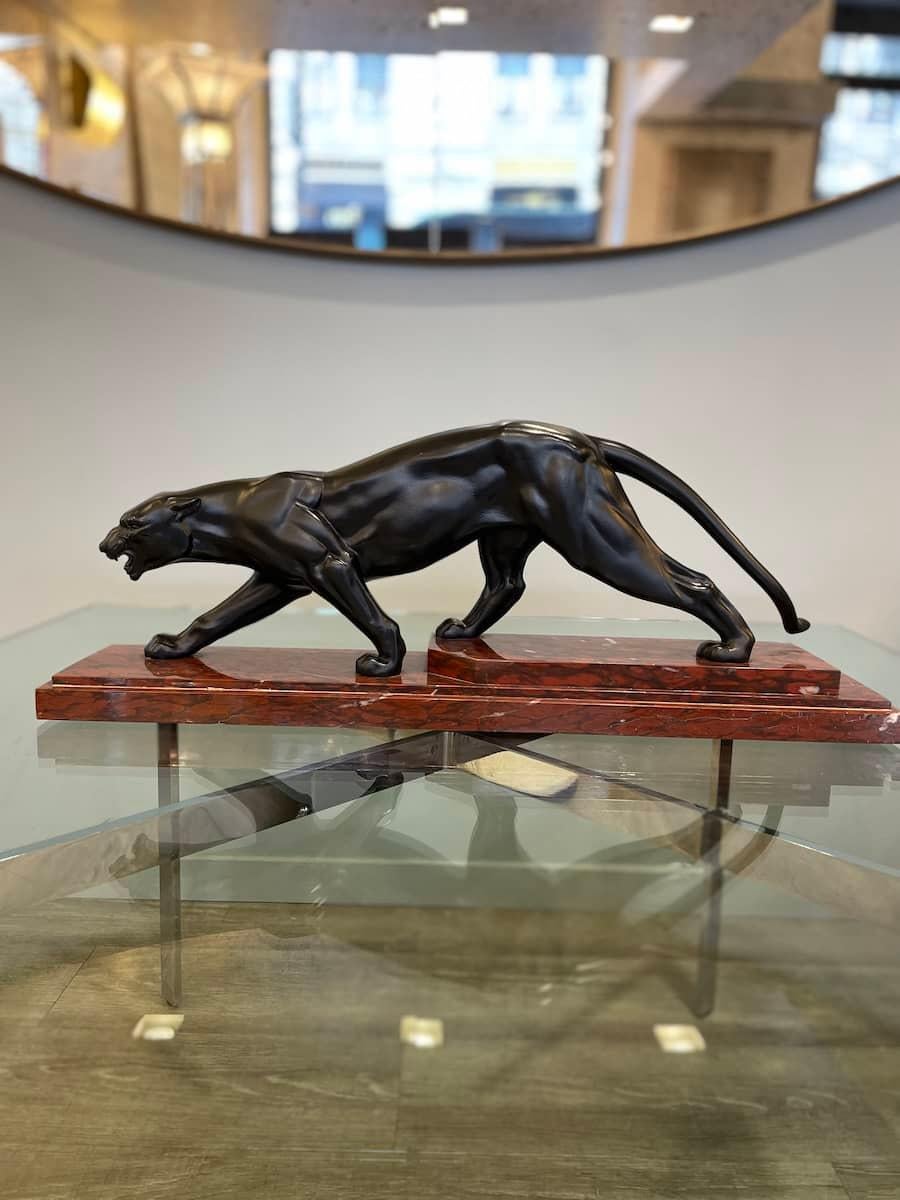 Italiano Statua di Pantera Nera con base in marmo rosso in vendita