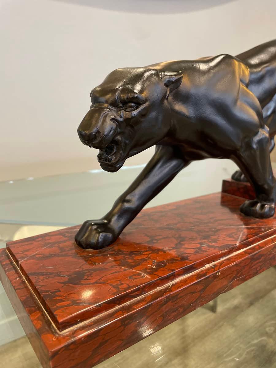 Inizio XX secolo Statua di Pantera Nera con base in marmo rosso in vendita