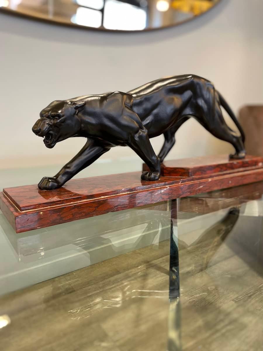 Bronzo Statua di Pantera Nera con base in marmo rosso in vendita