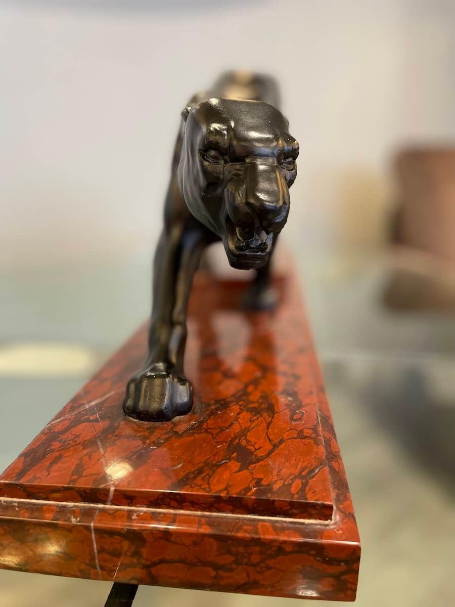 Statua di Pantera Nera con base in marmo rosso in vendita 1