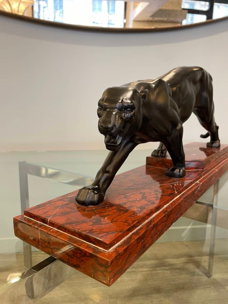 Statua di Pantera Nera con base in marmo rosso in vendita 2